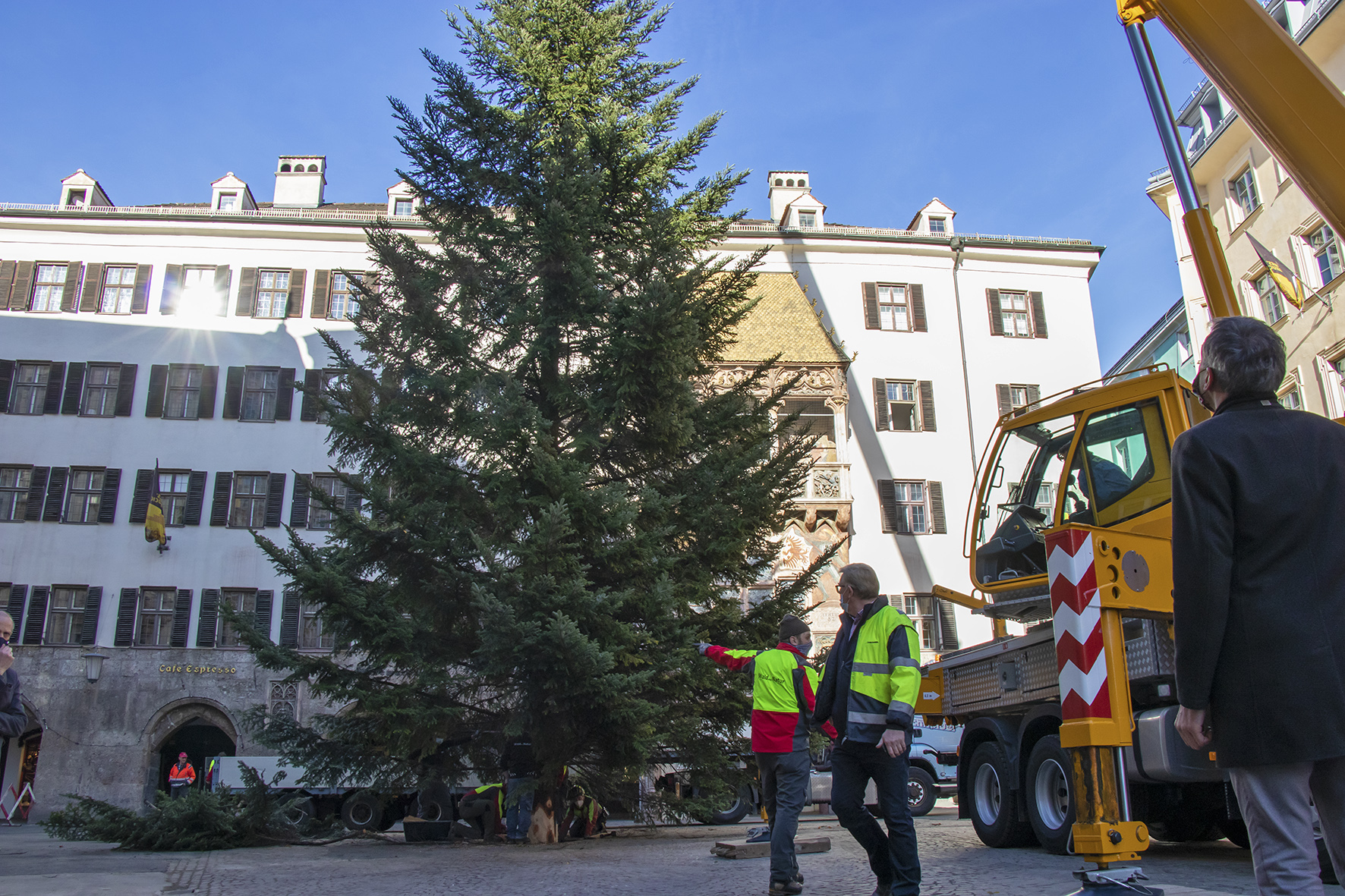 Bürgermeister Willi beobachtet das Geschehen.