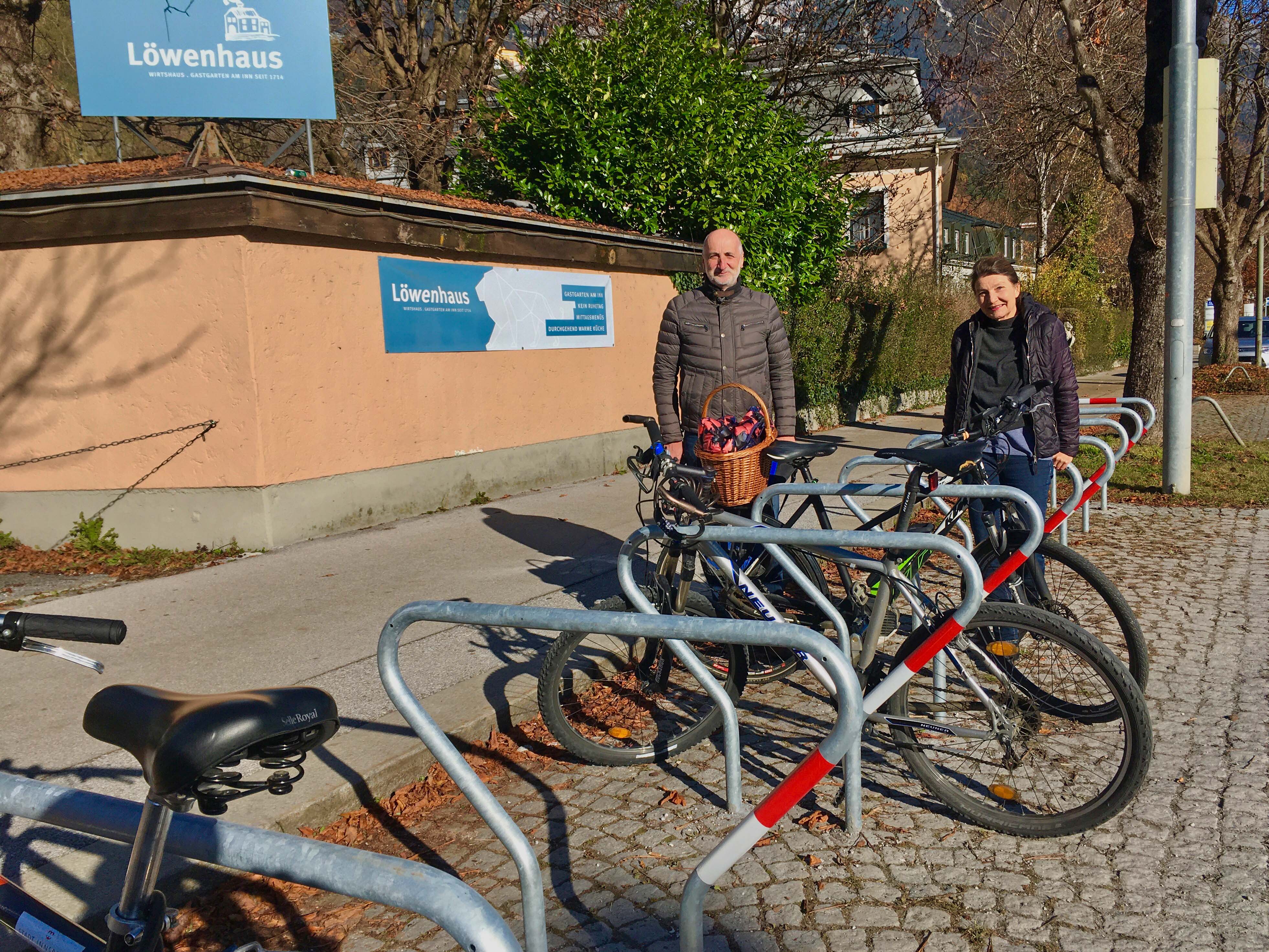 Vizebürgermeisterin Uschi Schwarzl und Christian Schoder freuen sich über die neuen Radbügel beim Löwenhaus.