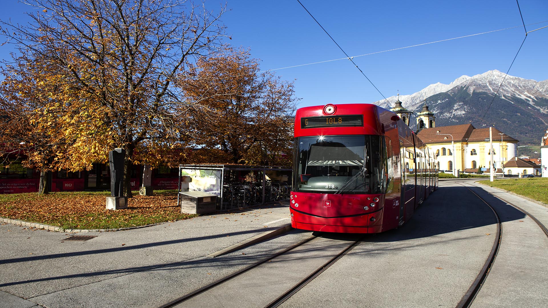 Los geht die Fahrt mit der "Waldstrassenbahn" am Fuß des Bergisel.