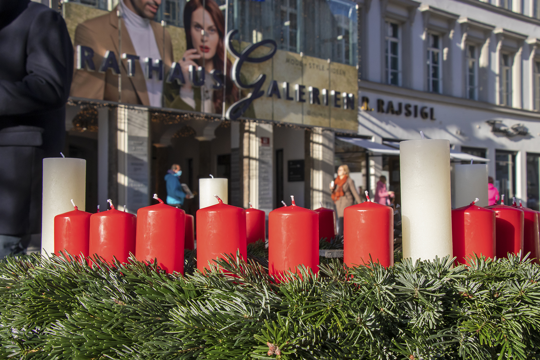 Michael Kerber (Diakonie Flüchtlingsdienst, Leitung und Rechtsberatung), Olivier Dantine (Superintendent der evangelischen Kirche für die Diözese Salzburg-Tirol) und Franz Bittersam (Geschäftsführer Johanniter Tirol, v. l.) überreichten Innsbrucks Bürgermeister Georg Willi (2. v. l.) einen „Wichern-Adventkranz“. Die Diakonie möchte mit dieser kleinen vorweihnachtlichen Geste für die tatkräftige Unterstützung ihrer Arbeit danken. Der Adventkranz ist eng mit den Wurzeln der Diakonie verbunden: Entstanden ist der Adventkranz vor 180 Jahren im so genannten „Rauhen Haus“. Es wurde vom Begründer der Diakonie, dem Theologen und Pädagogen Johann Hinrich Wichern gegründet, der damit eine "Rettungsanstalt" für verwahrloste Kinder von notleidenden Arbeiterfamilien in Hamburg initiierte. Um ihnen die Wartezeit bis Weihnachten zu verkürzen, entzündete er 1839 jeden Tag eine Kerze an einem Wagenrad. Daraus entstand der heutige Adventkranz mit den vier Kerzen, der somit zum Symbol und Hoffnungsträger nicht nur für Kinder und Jugendliche in verschiedenen Lebenslagen geblieben ist.