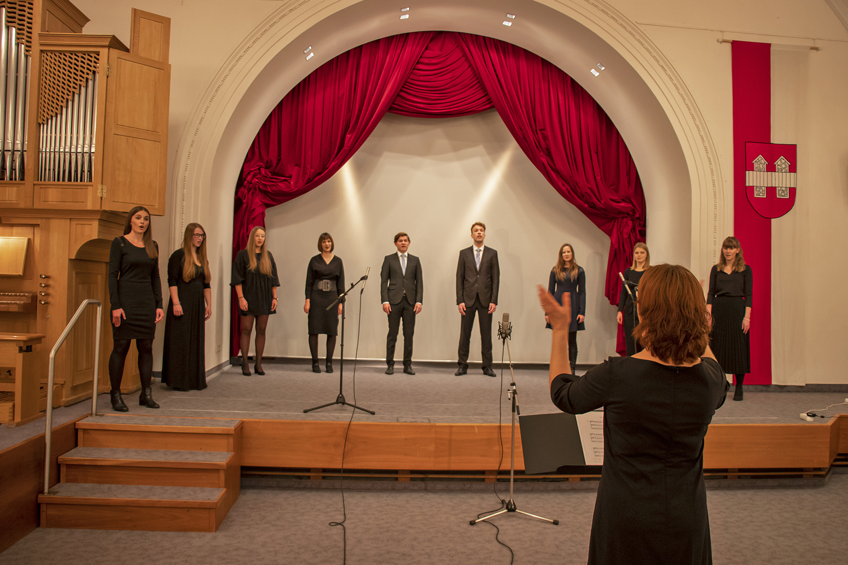 Das Vokalensemble der Musikschule bei der Aufzeichnung im Festsaal der Musikschule.