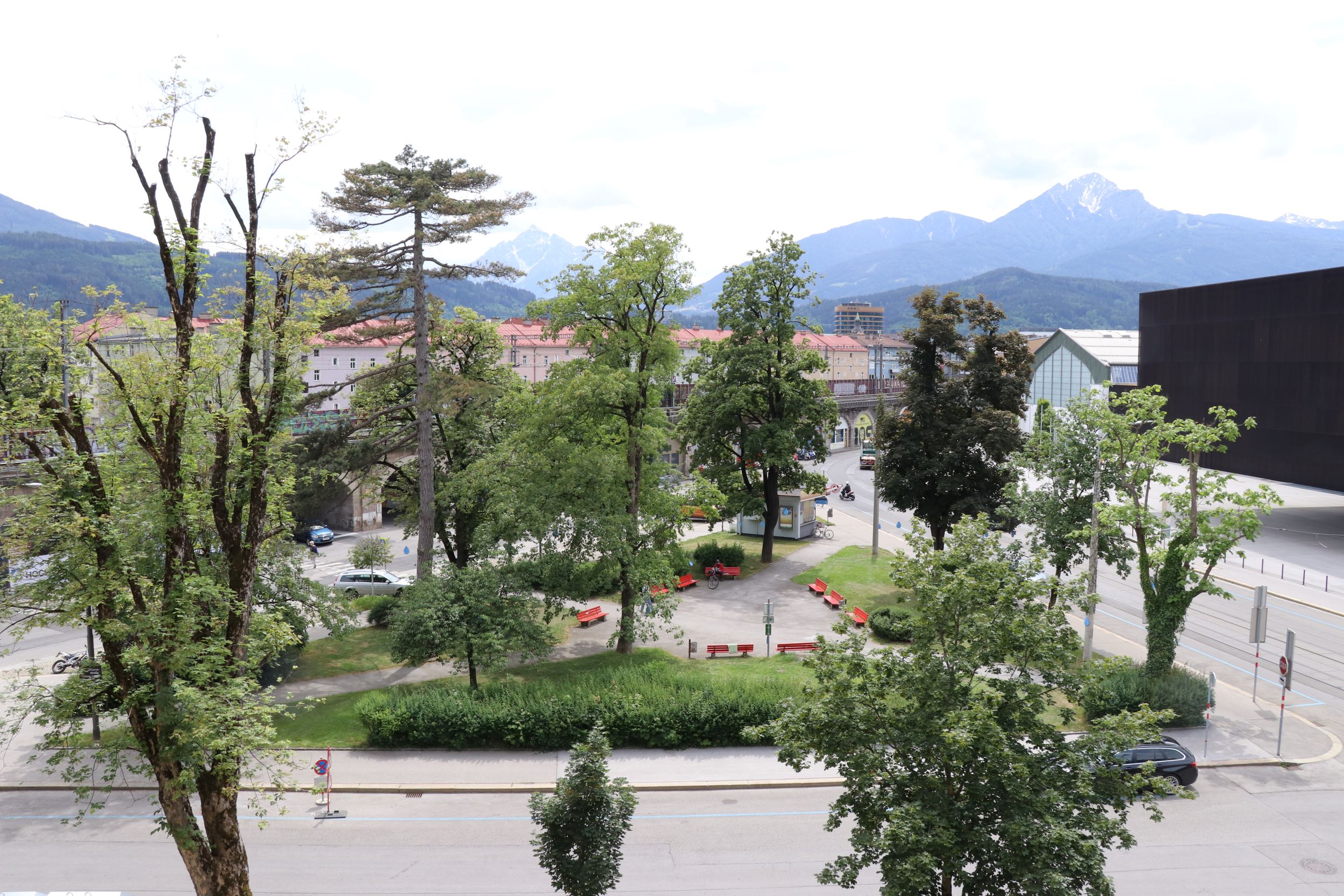 Die Begegnungszone und die Neugestaltung der Grünfläche vor der Messe Innsbruck sollen die Aufenthaltsqualität vor Ort erhöhen.