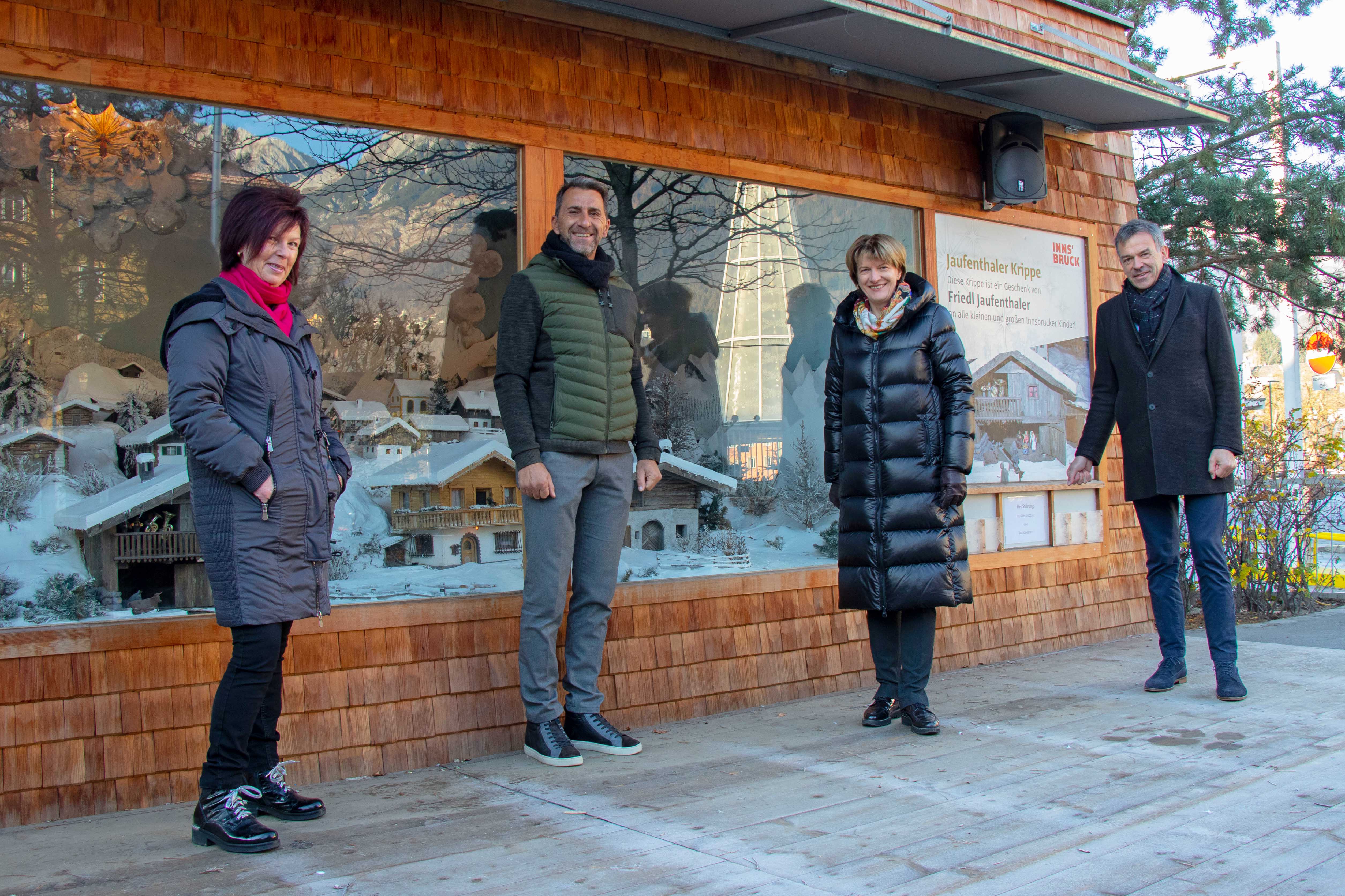 Freuen sich über die Aufführungen am Marktplatz (v. l.): Uschi Klee (Referat Frauen und Generationen), Christian Mark (Christkindlmarkt Marktplatz), Stadträtin Christine Oppitz-Plörer und Bürgermeister Georg Willi.
