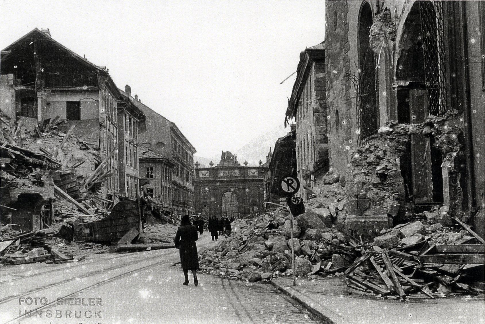 Die Luftangriffe auf Innsbruck forderten über 500 Menschenleben. 60 Prozent aller Wohnungen wurden beschädigt oder zerstört.