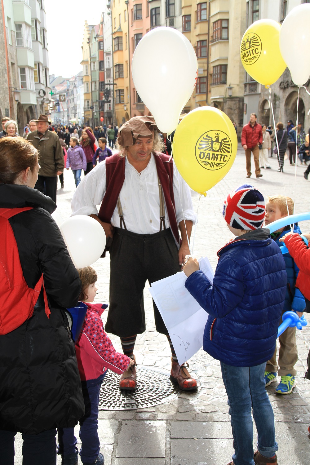 Am 10. Familientag konnten sich die Innsbrucker Stadtmuseen in ihren beiden Häusern über mehr als 2.500 große und kleine BesucherInnen freuen.