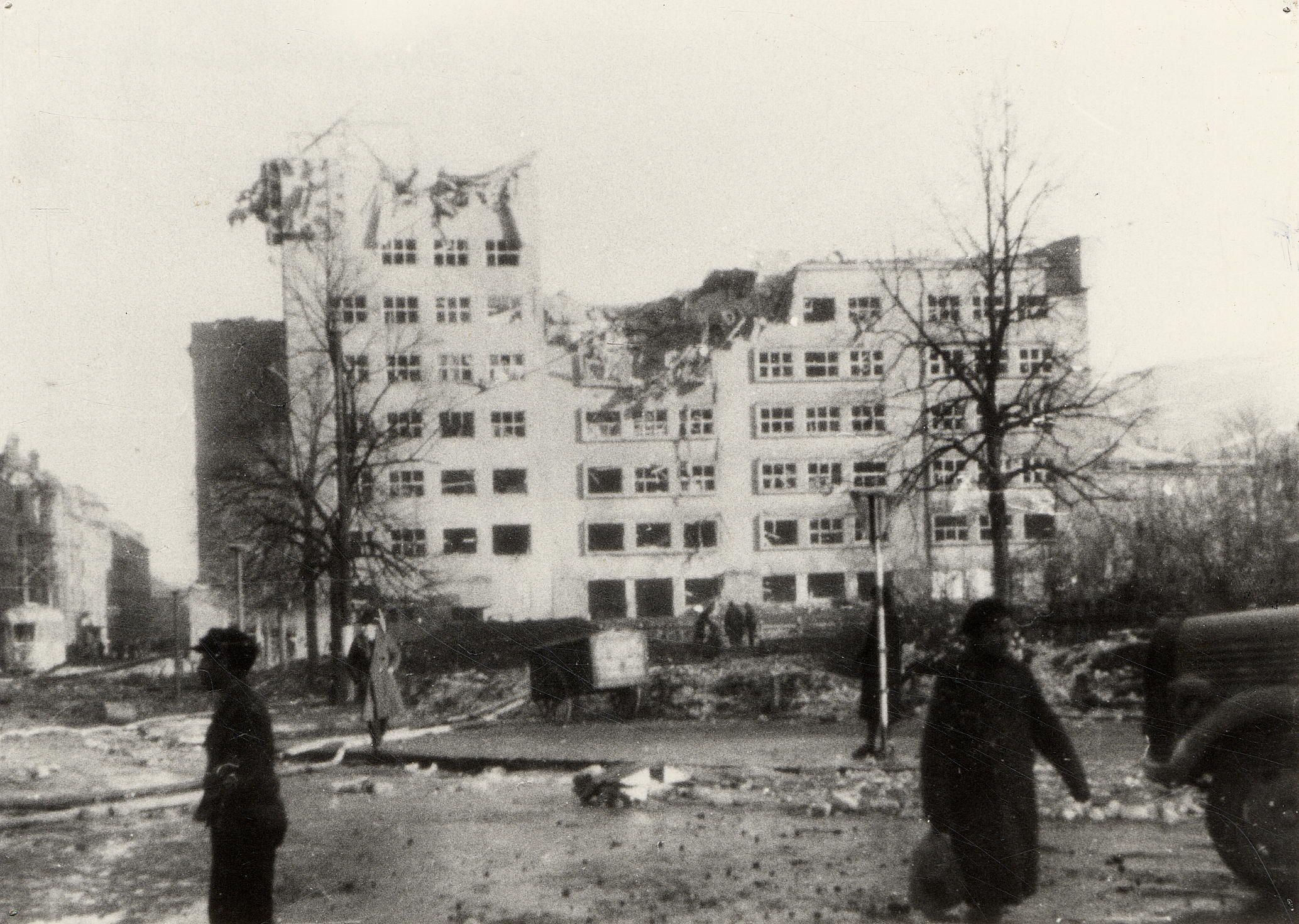 Die Beseitigung der Bombenschäden nach Kriegsende dauerte viele Jahre. Das heutige IKB-Gebäude in der Salurnerstraße erhielt ein neues, markantes Kupferdach.