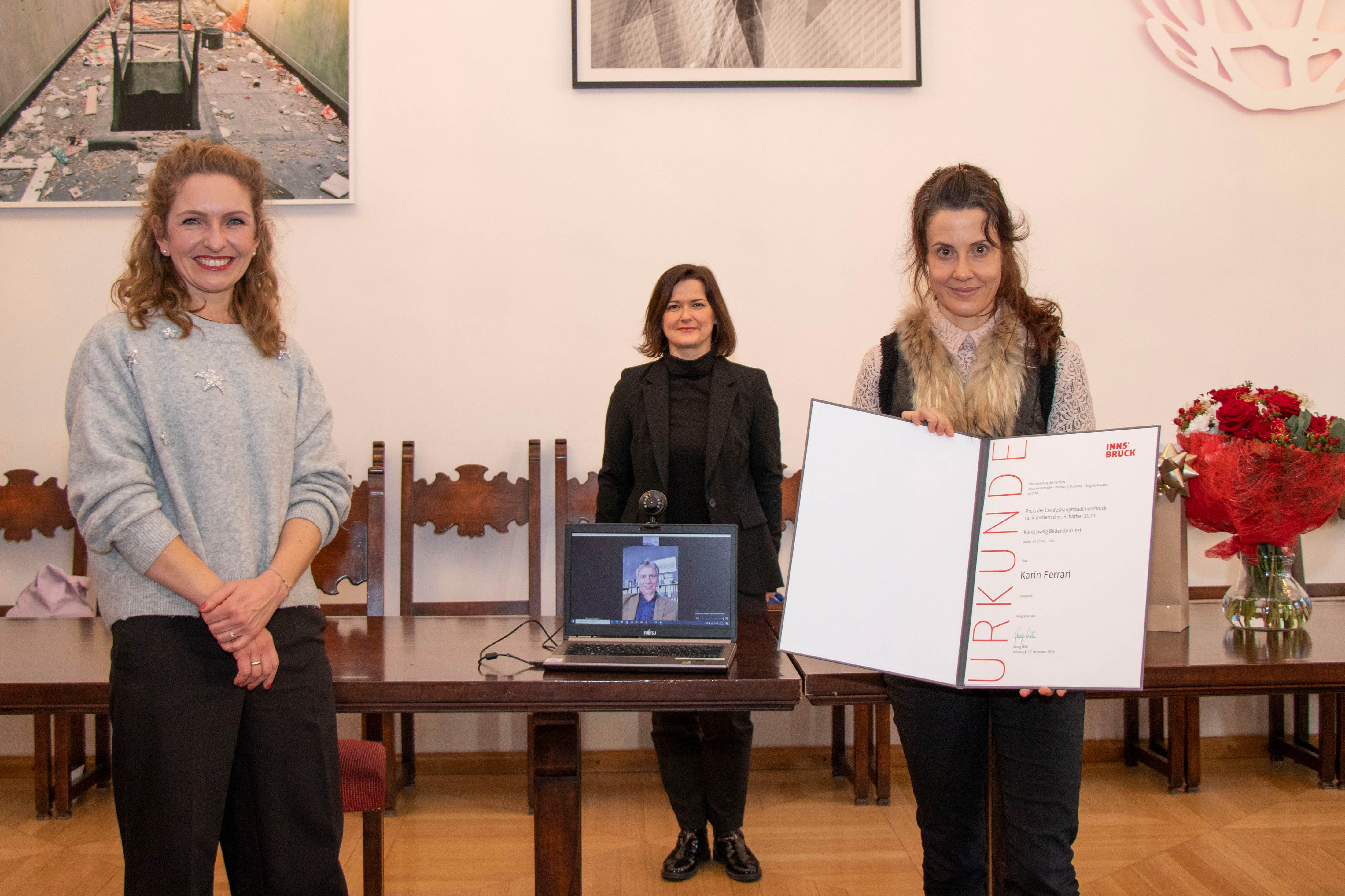 Die Medienkünstlerin Karin Ferrari erhält den mit 12.000 Euro dotierten „Preis für künstlerisches Schaffen 2020“ in der Sparte Bildende Kunst. Laudator Thomas D. Trummer nahm an der feierlichen Übergabe im kleinen Kreis mit Kulturamtsleiterin Isabelle Brandauer (li.) und Natalie Pedevilla via Live-Schaltung teil.