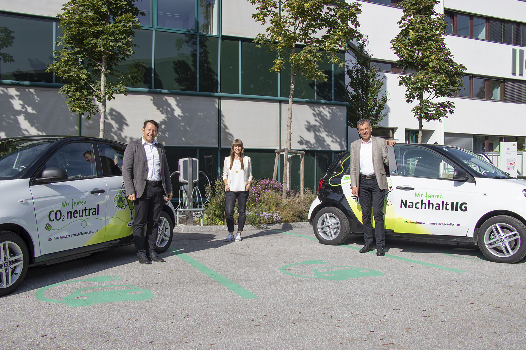 Freuen sich über die Umweltpreis-Nominierung: IIG-Geschäftsführer Franz Danler, Nachhaltigkeitsbeauftragte Leandra Jänicke und Bürgermeister Georg Willi (hier bei der Präsentation der neuen E-Cars im Herbst).