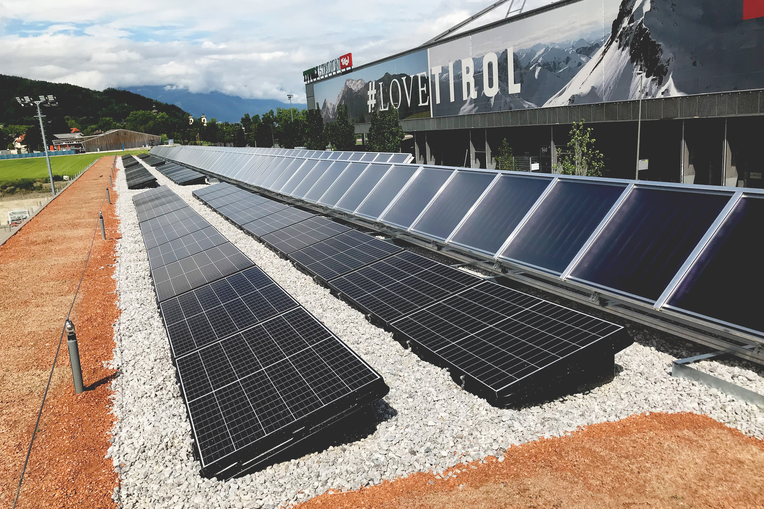 Die IIG setzt verstärkt auf Solarenergie, so wie hier am Dach des neuen American Football-Zentrums beim Tivoli.