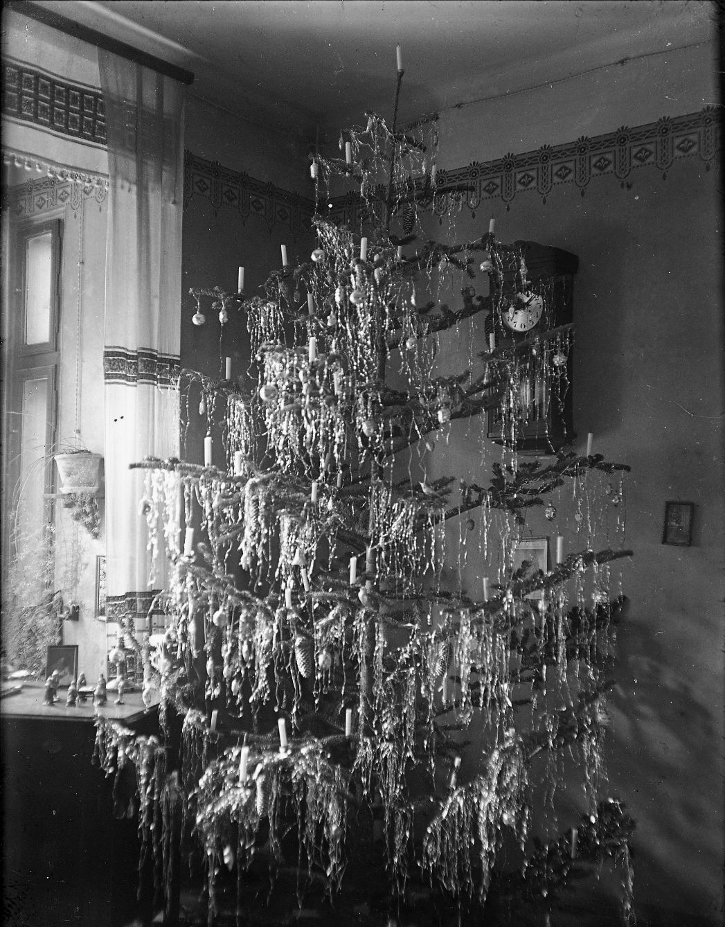 Freut euch, denn das Christkind kommt bald! Auch damals war ein Christbaum ein Must-have für ein besinnliches Weihnachtsfest. Hier sieht man einen typischen Weihnachtsbaum am Anfang der 1920er-Jahre. Die Lücken in der Tanne versuchte man mit reichlich Lametta zu bedecken.
