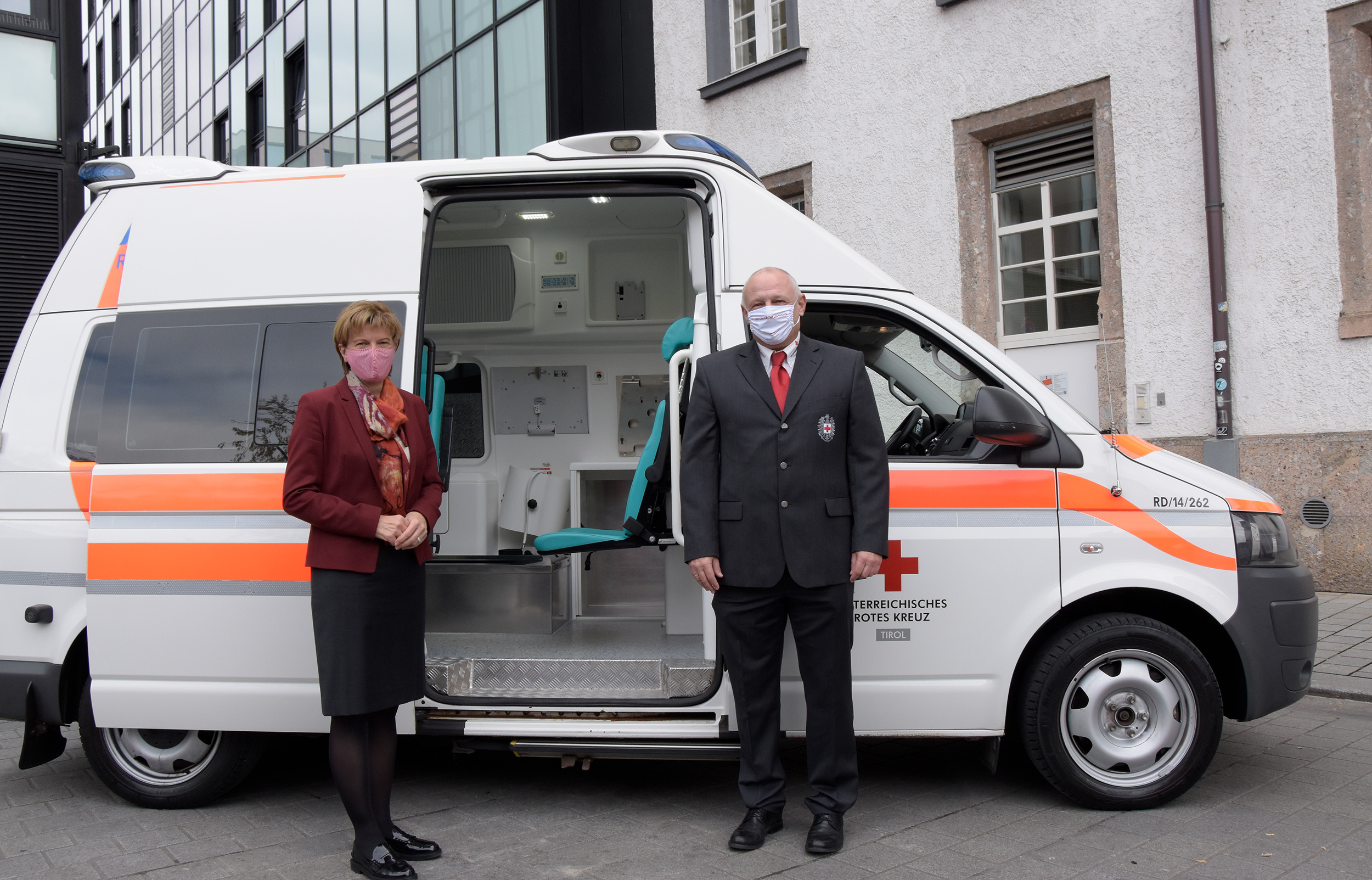 Rotes Kreuz-Geschäftsführer Wilfried Unterlechner (Gemeinnützige Rettungsdienst GmbH) übergab das von der Stadt angekaufte Fahrzeug an Stadträtin Christine Oppitz-Plörer.