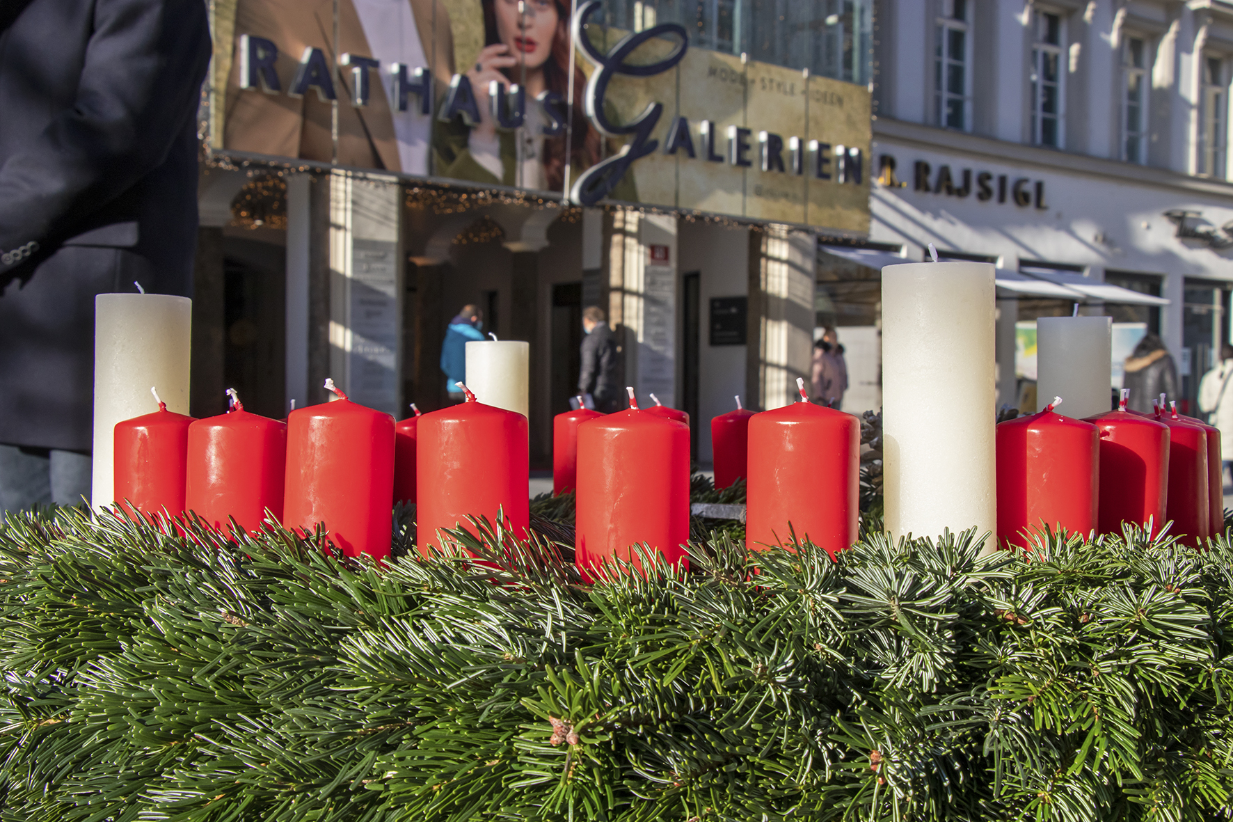 Der Wichern-Kranz der evangelischen Diakonie wurde auch heuer zum Zeichen der guten Zusammenarbeit an Bürgermeister Georg Willi überreicht.