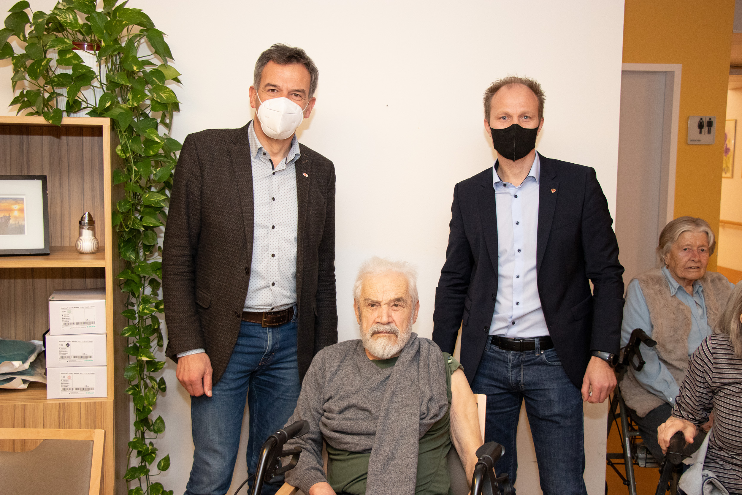 Heimbewohner Arnold Koller war einer der ersten, die gestern im Wohnheim Reichenau geimpft wurden. Bürgermeister Georg Willi und Vizebürgermeister Johannes Anzengruber freuen sich, dass die Impfung angelaufen ist.