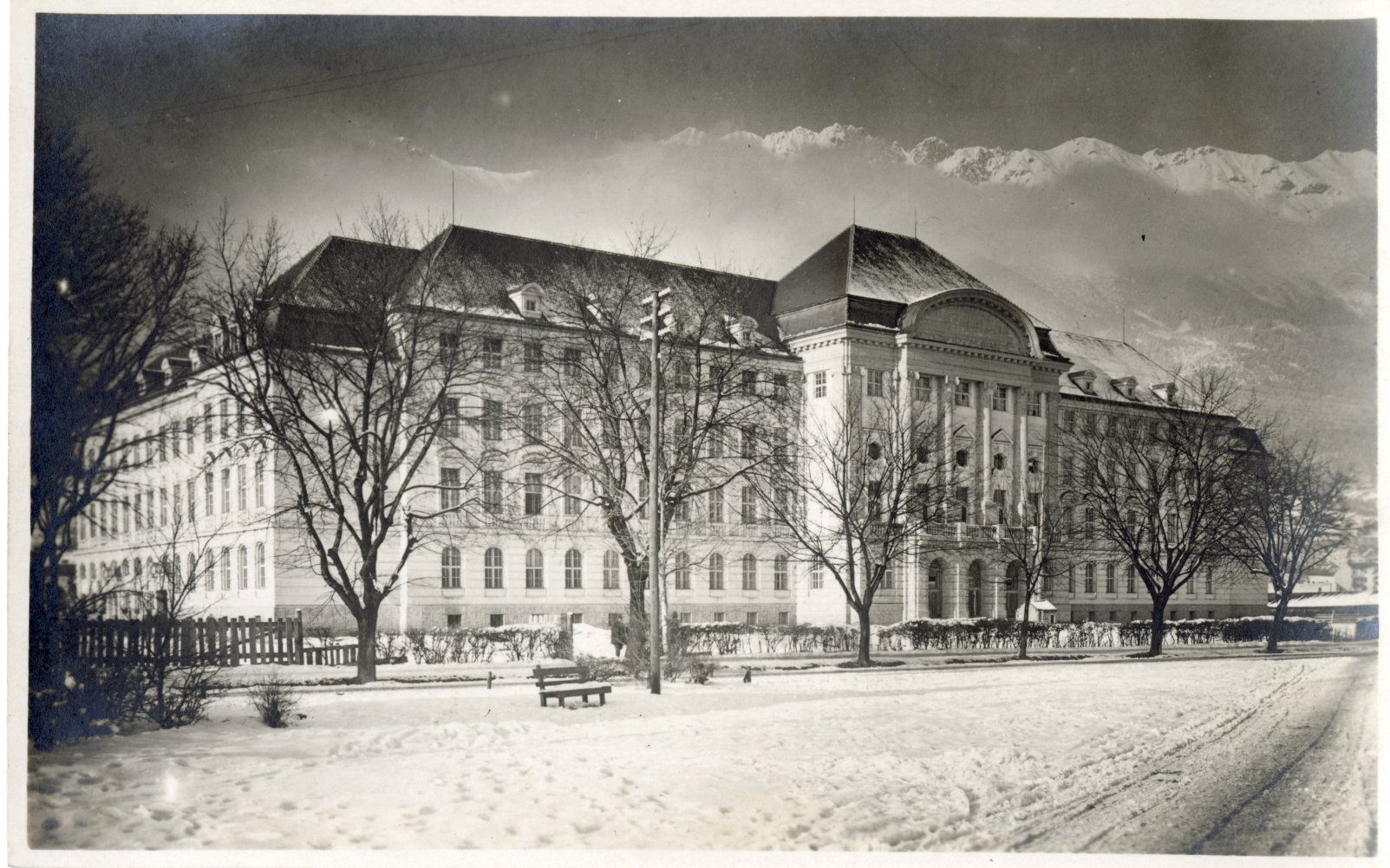 Winteransicht des Universitätsgebäudes am Innrain, zwischen 1920 und 1926