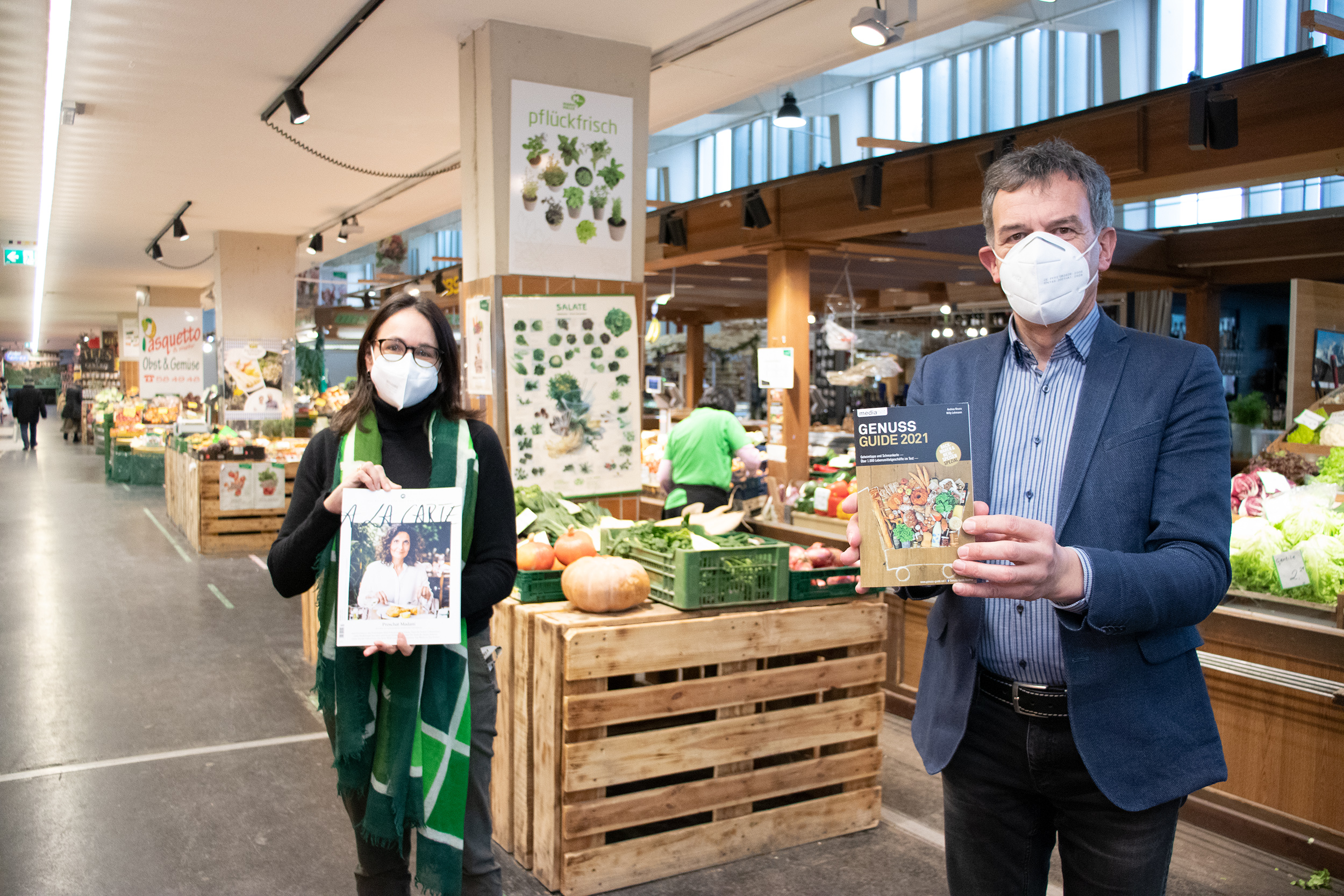 Markthallen-Leiterin Edith Ettlmayr und Bürgermeister Georg Willi freuen sich über die Anerkennung.