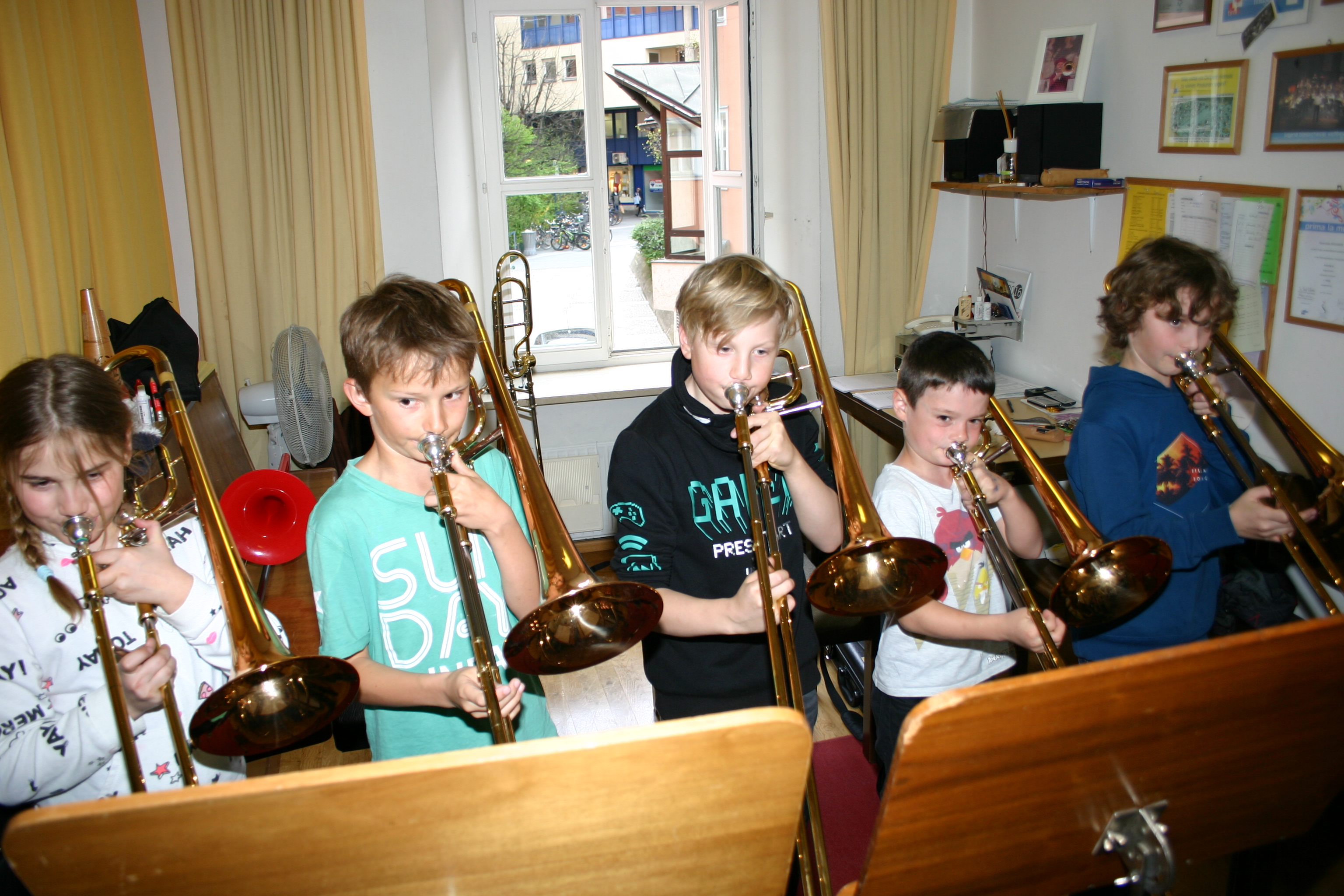 Die jungen MusikerInnen sind mit Begeisterung dabei: Bilder wie dieses sind in der städtischen Musikschule hoffentlich bald wieder möglich.