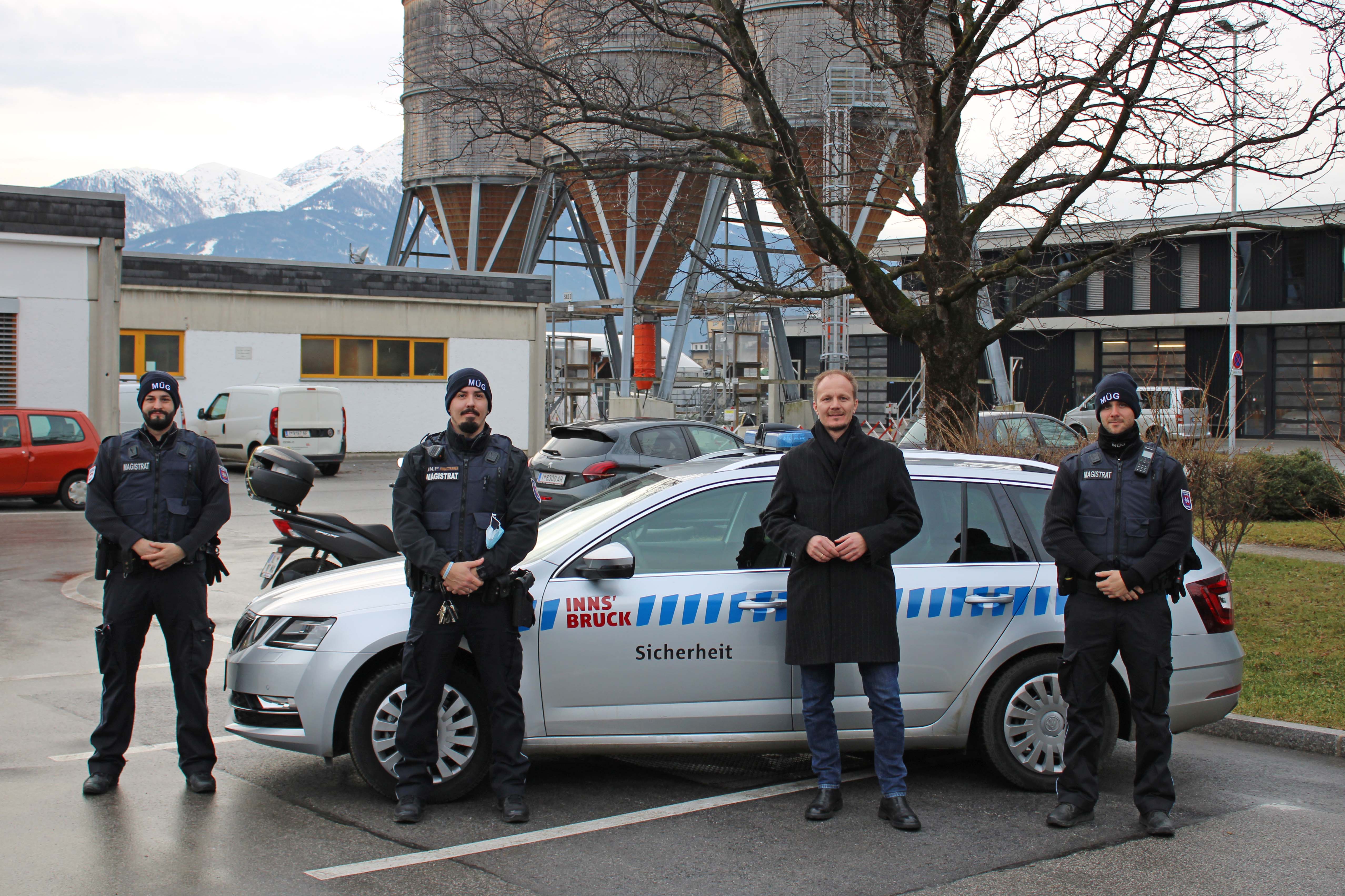 Vizebürgermeister Johannes Anzengruber (2.v.r.) zeigt sich stolz über die MitarbeiterInnen der MÜG, die besonders aufgrund der Pandemie vor neue Herausforderungen gestellt wurden.