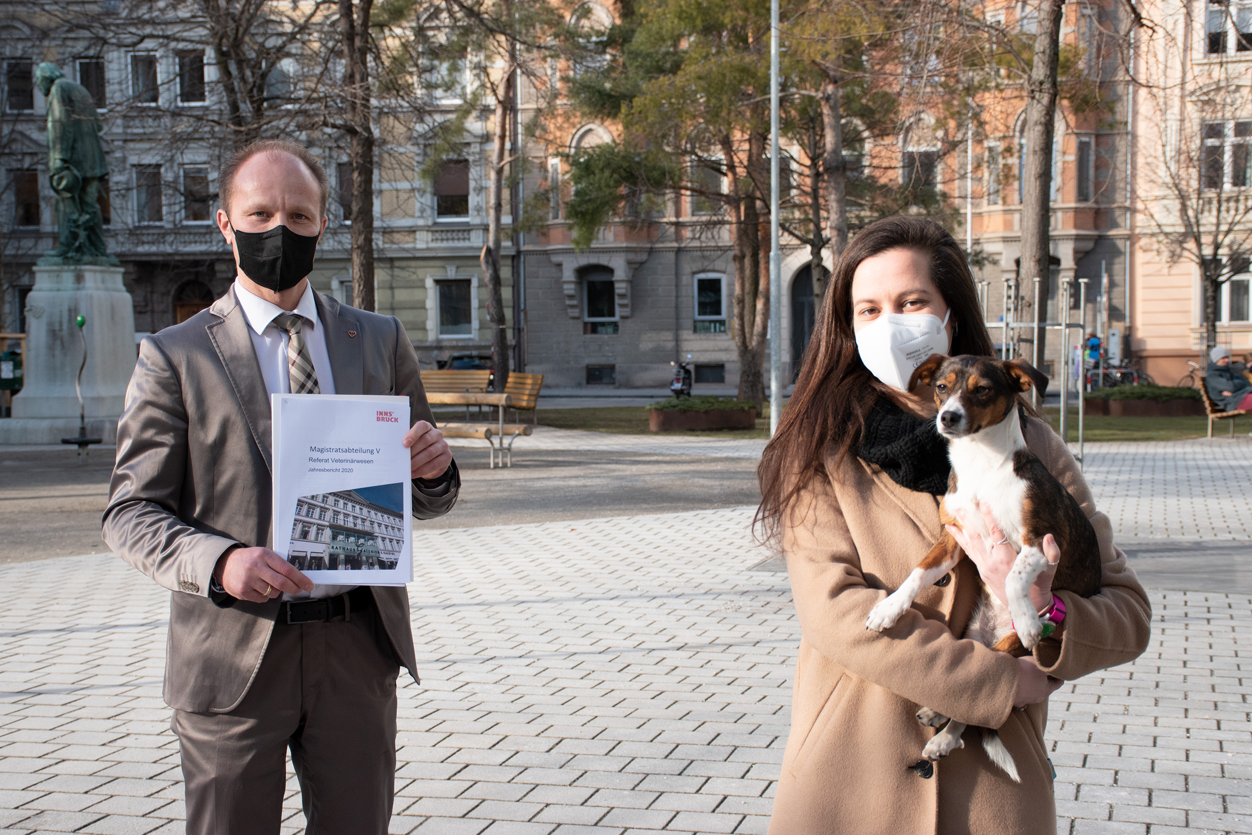 Vizebürgermeister Johannes Anzengruber und Amtstierärztin Elisabeth Gilhofer präsentieren den aktuellen Tätigkeitsbericht. Das gefällt auch Hündin Niko.