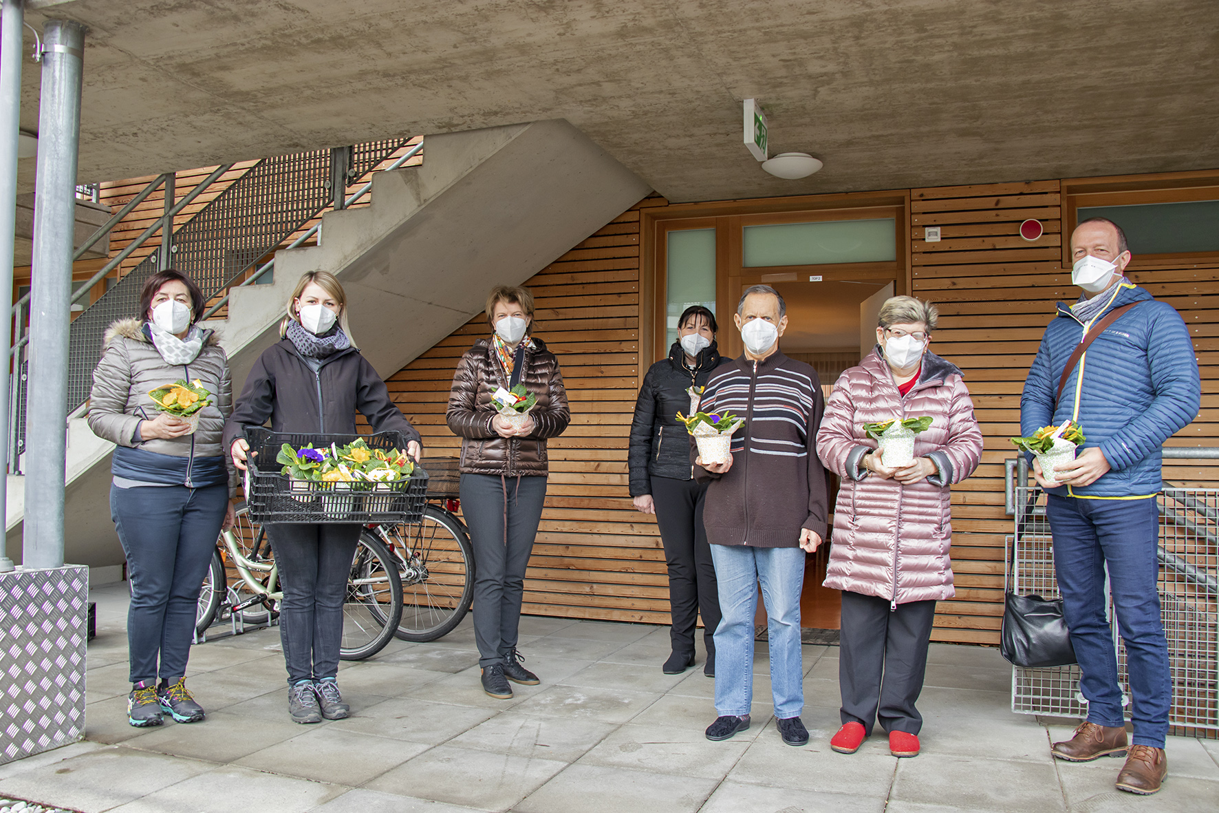 Stadträtin Christine Oppitz-Plörer (3. v. l.) überreichte gemeinsam mit Christine Kurz (Leitung ISD-Seniorenwohnen, Mitte), Stefan Hetzenauer (ISD-Wohnanlage Pradl, r.) sowie den Stadtgärtnerinnen Mathilde Einkemmer (l.) und Ramona Prinoth (2. v. l.) den BewohnerInnen, wie dem Ehepaar Kirschner, blumige Valentinsgrüße.