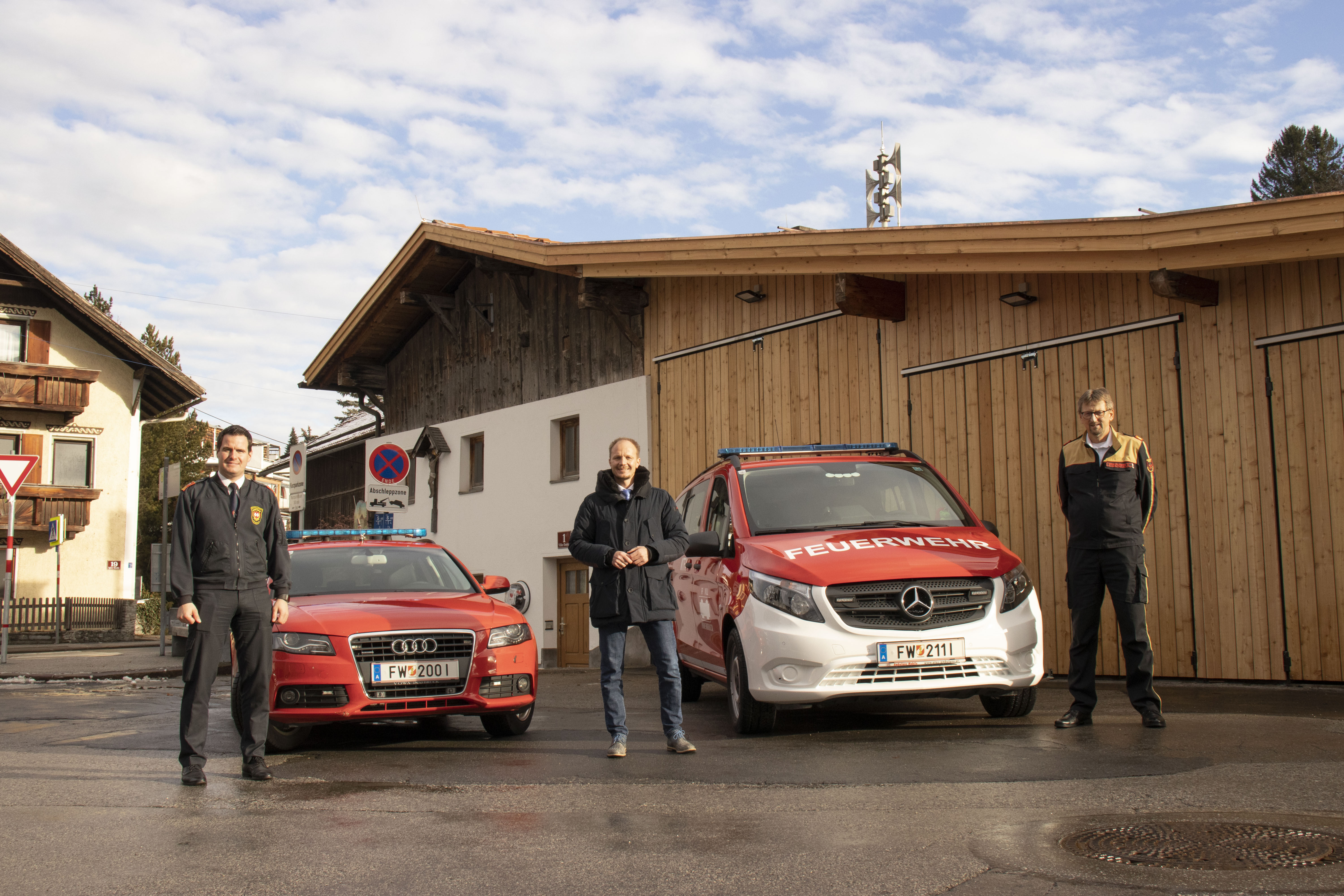 Vizebürgermeister Johannes Anzengruber, Branddirektor Helmut Hager (l.) sowie Bezirks-Feuerwehrkommandant Albert Pfeifhofer (r.) sind vom neuen Fahrzeugkonzept der Innsbrucker Feuerwehren überzeugt. Für die Freiwillige Feuerwehr Vill wurde kürzlich ein neues Fahrzeug zum Mannschaftstransport (rechts) angeschafft.