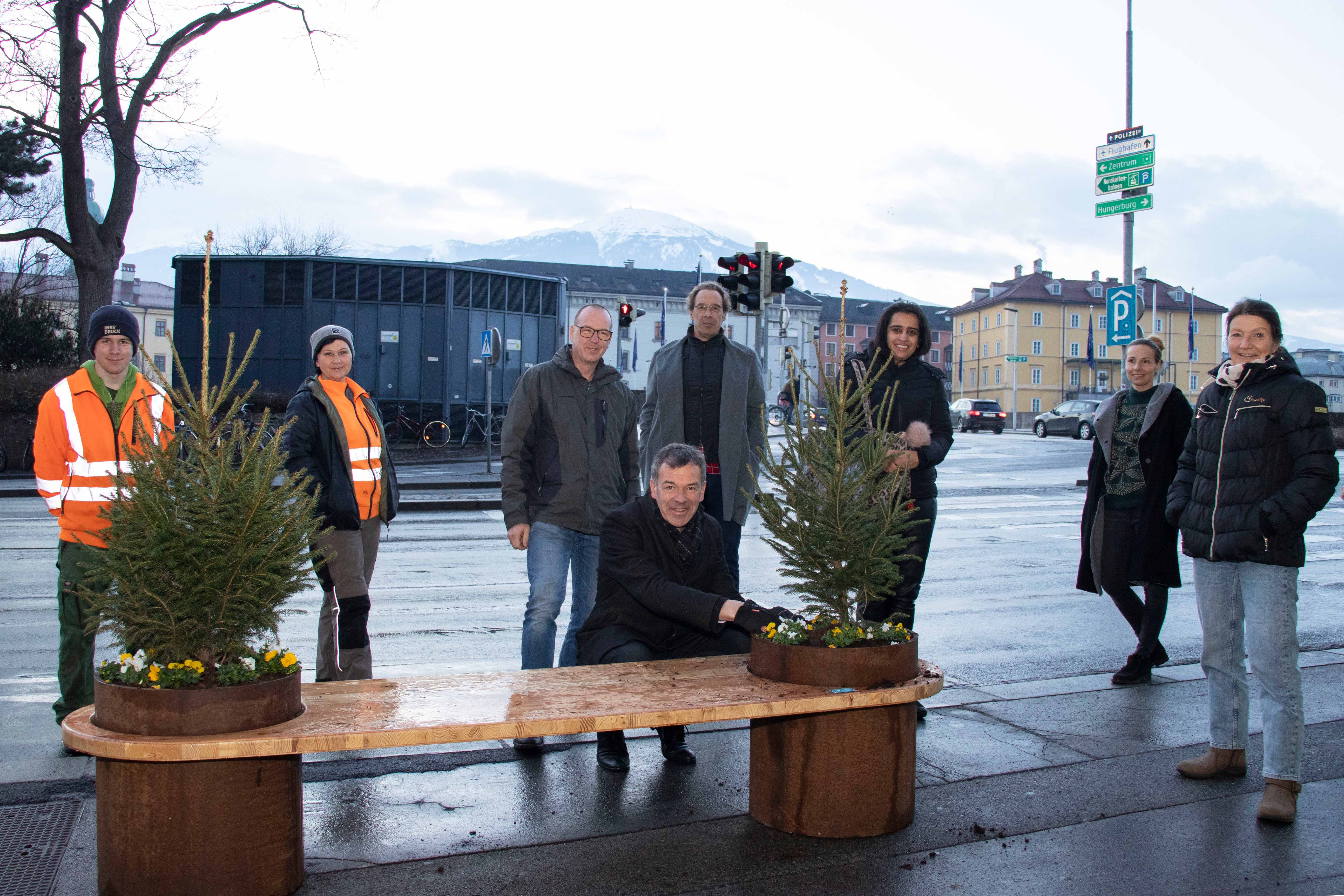 Stadträtin Uschi Schwarzl, Lisa Walde, Kulbir Singh und Wolfgang Burtscher vom Verein „Wir am Inn“ und Bürgermeister Georg Willi (v.r.) freuen sich über die neuen Sitzmöbel, deren Blumenschmuck vom Amt für Grünanlagen unter anderem von Stefan Bachmann, Elke Schönthaler und Robert Mair (v.l.), betreut wird.