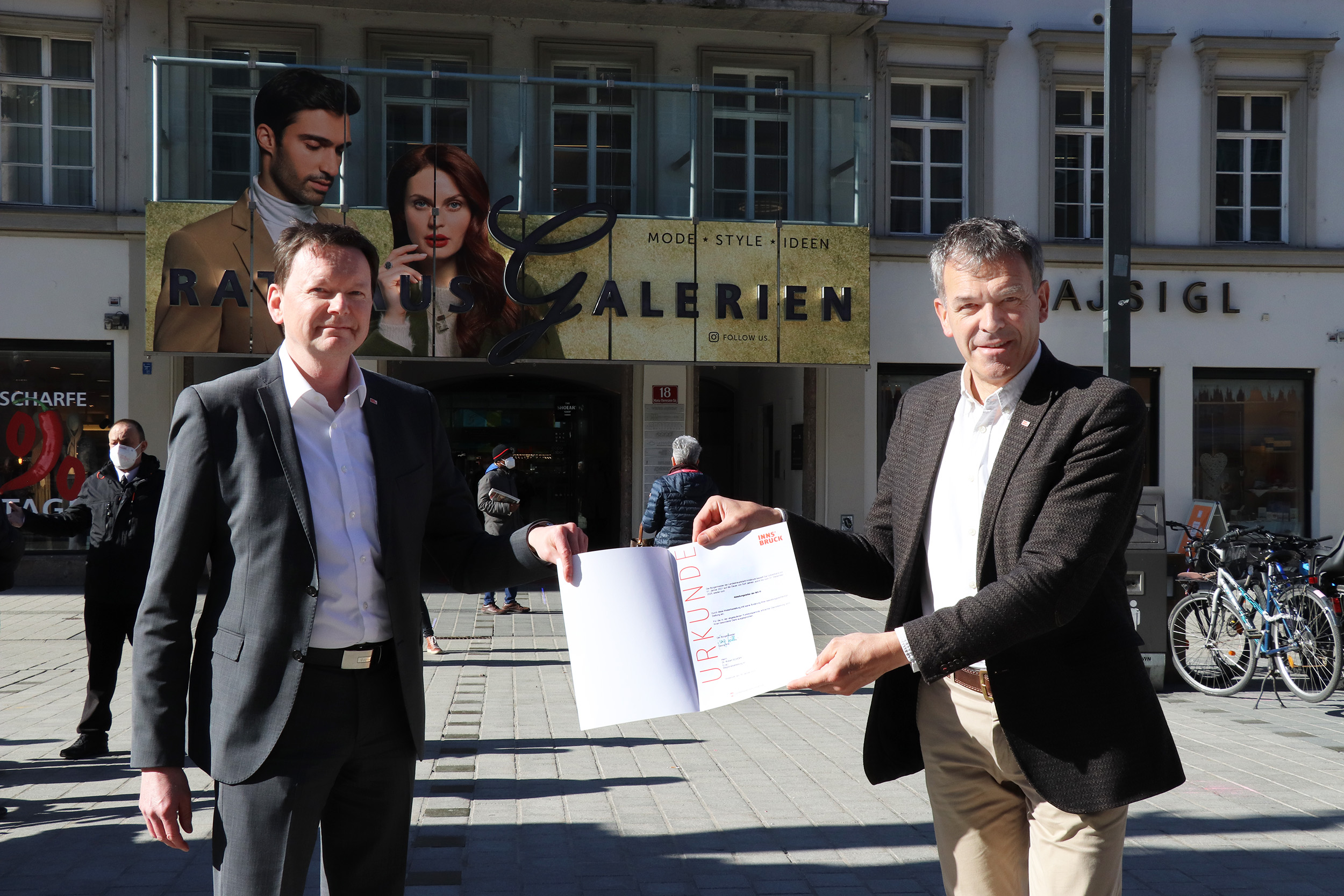 Über seine Wiederbestellung freut sich Baudirektor Robert Schöpf. Er fungierte bereits seit 1. Jänner 2016 als Abteilungsleiter der Magistratsabteilung III. Bürgermeister Georg Willi dankte ihm für seine bisherige Amtsführung und wünschte ihm für die kommenden fünf Jahre viel Erfolg. Der Baudirektor ist für die Bau- und Feuerpolizei, das Bau- , Wasser-, Gewerbe- und Straßenrecht, die Berufsfeuerwehr, das Amt für Grünanlagen, Stadtplanung, Stadtentwicklung und Integration, den Straßenbetrieb, Tiefbau, Verkehrsplanung, Umwelt sowie Wald und Natur zuständig.