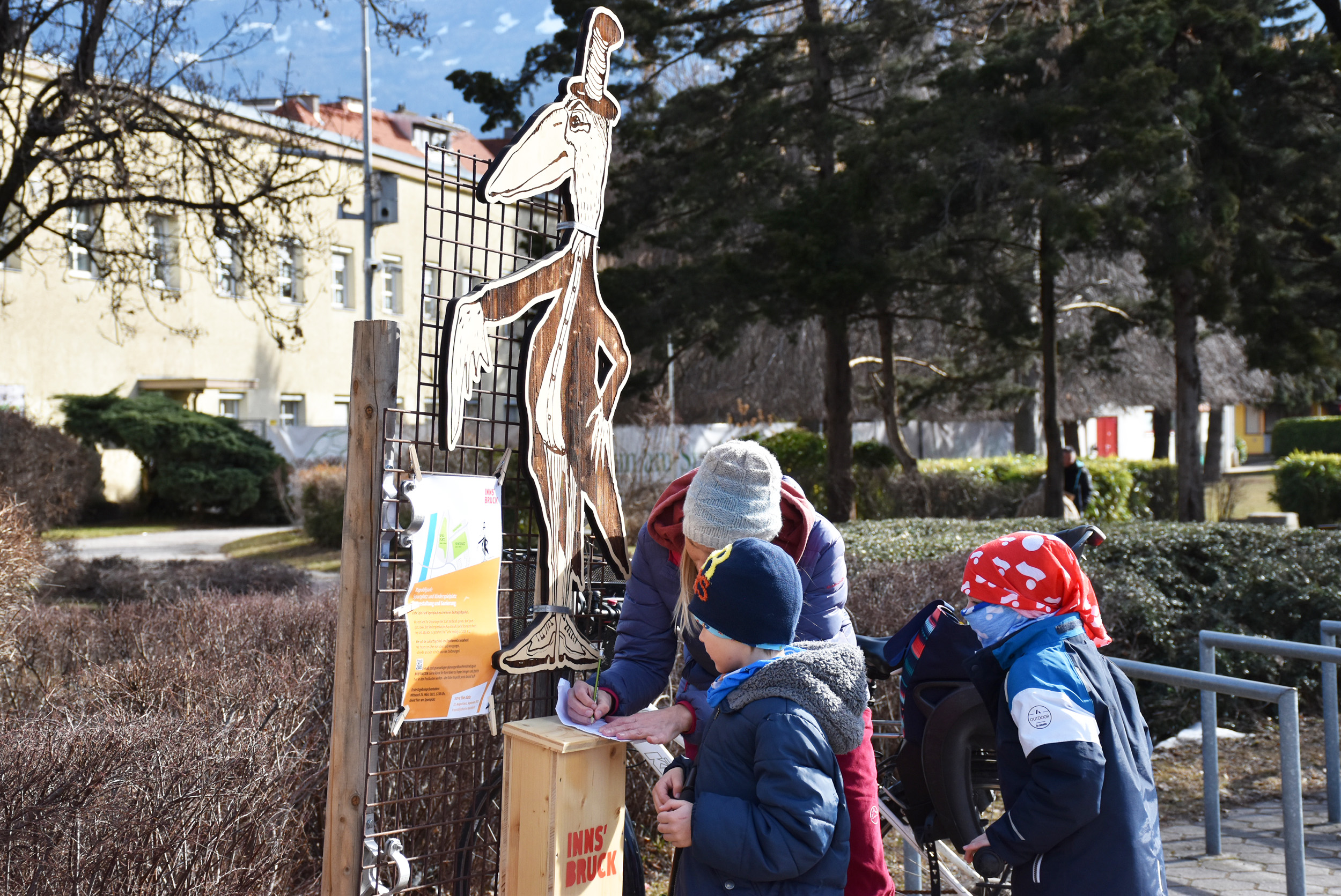 Spielplatzmaskottchen „Krapoldi“ freut sich über Ideen für die Neugestaltung.