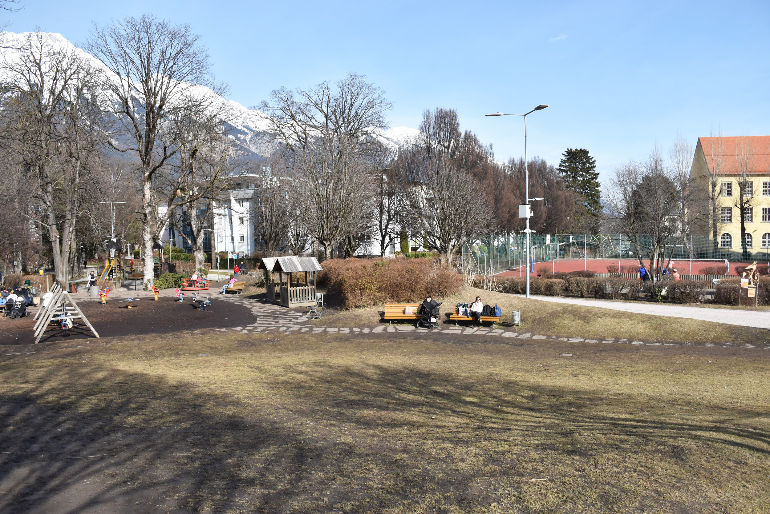 Der Spiel- und Sportplatz im Rapoldipark, dazwischen verläuft der Radweg.