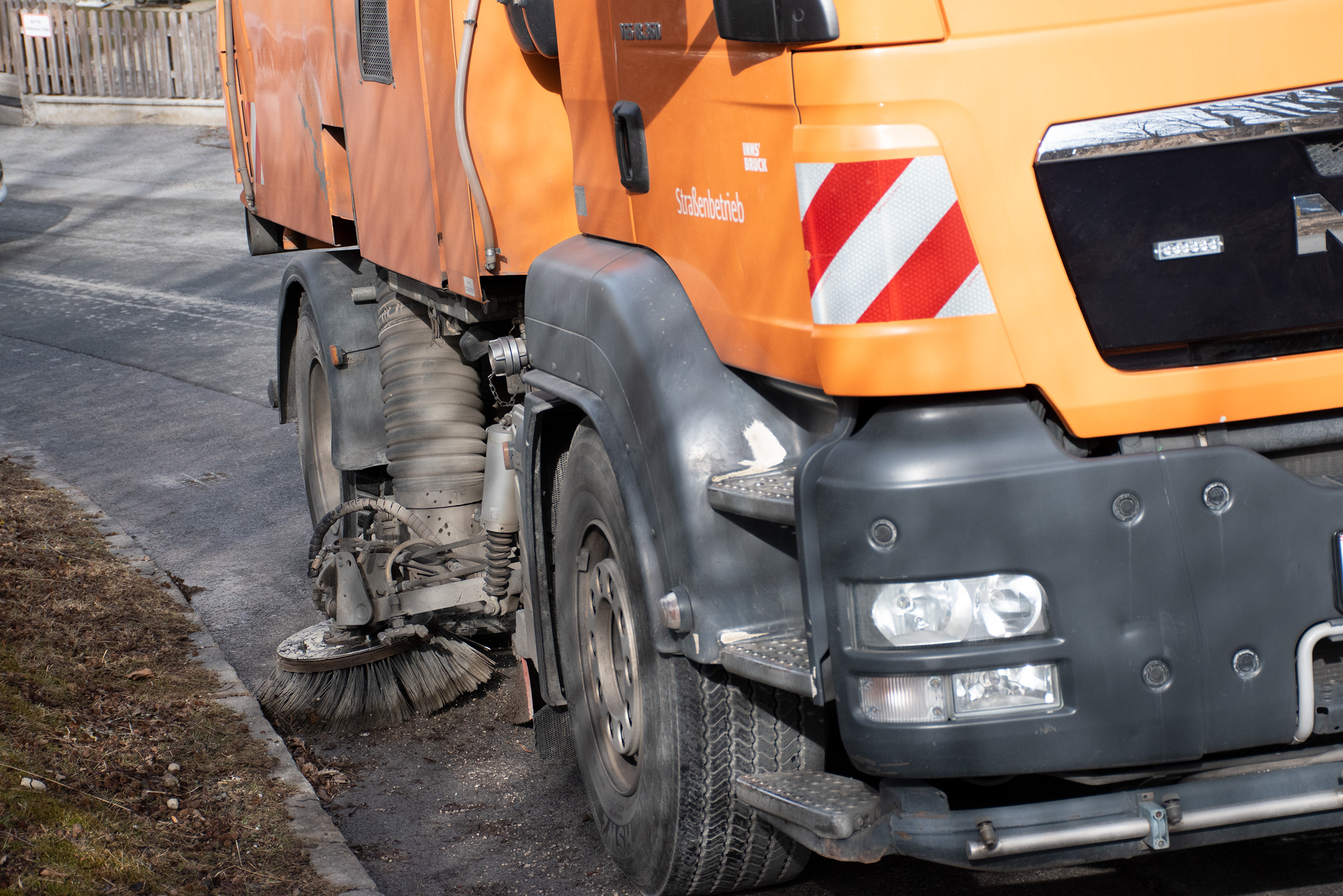 Viel Schmutz sammelt sich am Straßenrand.