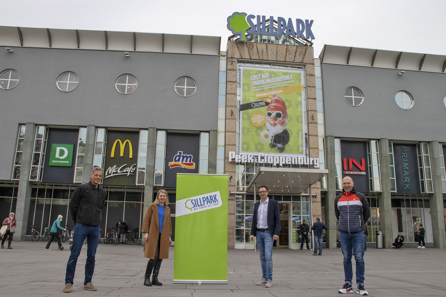 Ziehen eine positive Bilanz über die diesjährige Eislauf-Saison: Stadträtin Elisabeth Mayr, Center-Manager Markus Siedl (2. v. r), Thomas Waimann (Referent Sportanlagen und Sportprojekte, r.) und Arno Joast (Covid-Sicherheitsbeauftragte, l.).