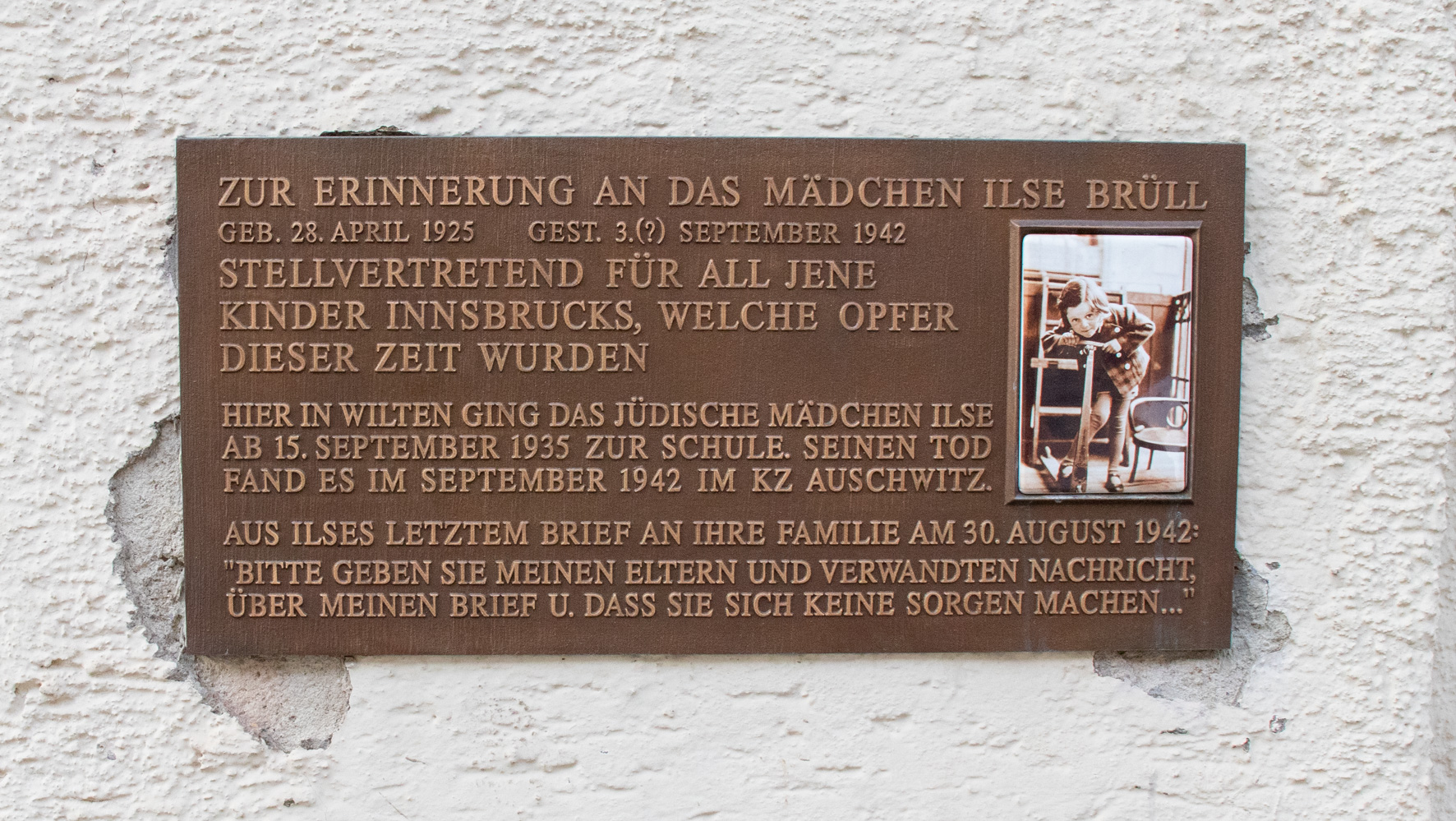 Die Schule ist nach Ilse Brüll, einem Innsbrucker Opfer des Nationalsozialismus, benannt.