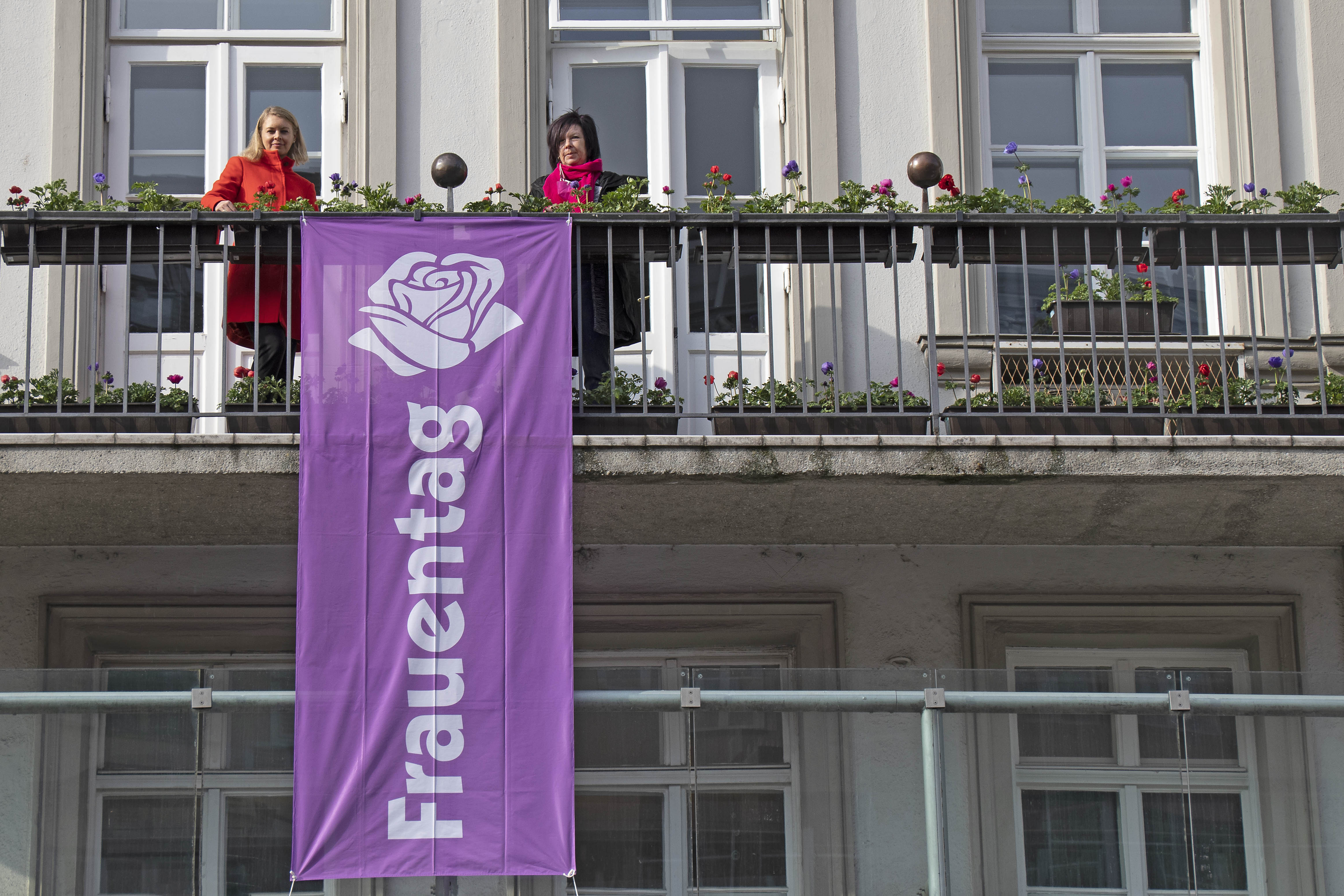 Stadträtin Elisabeth Mayr (l.) und Referatsleiterin Uschi Klee (Frauen und Generationen) setzten am Weltfrauentag ein sichtbares Zeichen am Balkon des Innsbrucker Rathauses.