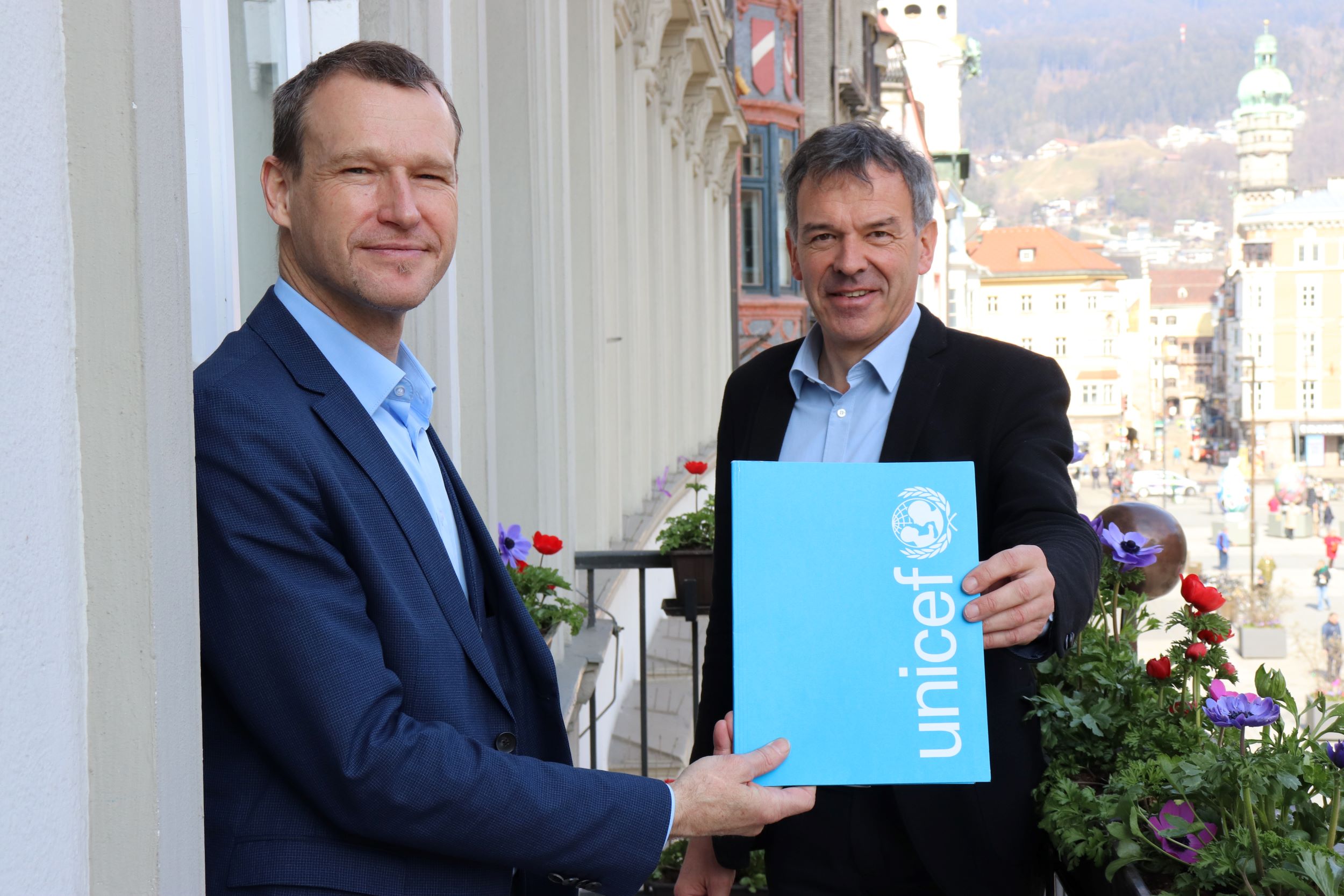 Zu Besuch bei Bürgermeister Georg Willi war vor kurzem der neue UNICEF Österreich-Geschäftsführer Christoph Jünger. Der in Innsbruck aufgewachsene Rumer steht seit Ende November 2020 an der Spitze des Kinderhilfswerks der Vereinten Nationen mit Sitz in Wien. Thema bei dem Treffen war unter anderem die Frage, wie die Rechte von Kindern stärker in den Gemeinden verankert und durchgesetzt werden können. Auch eine mögliche Zertifizierung Innsbrucks als "kinderfreundliche Gemeinde" wurde besprochen. "Speziell in der Corona-Pandemie wurde auf die Kinder allzu gern vergessen", hofft der neue UNICEF-Chef auf mehr öffentliche Aufmerksamkeit für die Thematik.