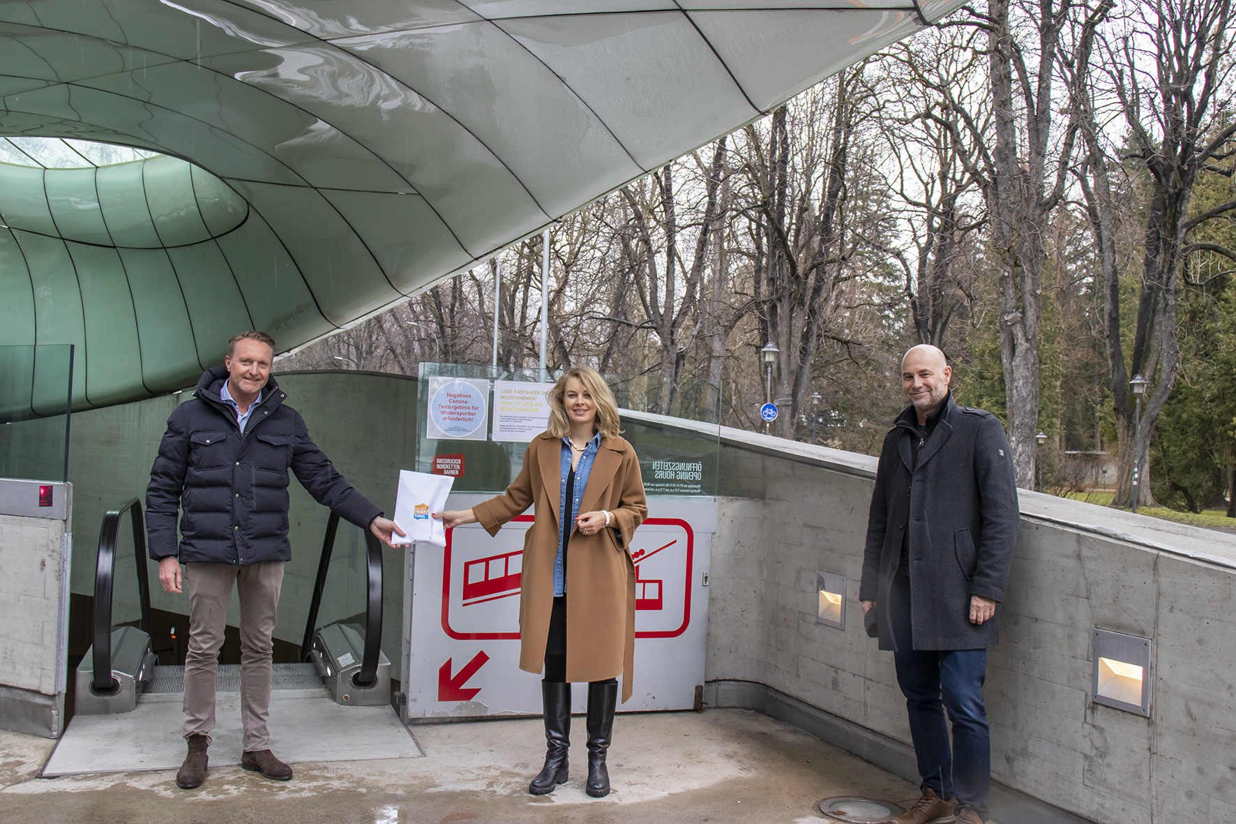 Im vergangenen Jahr unterstützte die Stadt Innsbruck benachteiligte Kinder und Jugendliche mit dem Ankauf von sogenannten Sozialtickets für Innsbrucker Freibäder. Auch in diesem Jahr wird Familien in finanziellen Notlagen unter die Arme gegriffen. Insgesamt wurden 77 Freizeittickets an Kinder und Jugendliche sowie drei Tickets für erwachsene Begleitpersonen über die Innsbrucker Nordkettenbahnen Betriebs GmbH zu Familientarifen angekauft. Die Verteilung der Karten an die entsprechende Zielgruppe erfolgt durch das städtische Amt für Kinder- und Jugendhilfe sowie durch den Verein DOWAS für Frauen. Stadträtin Elisabeth Mayr und Sportamtsleiter Romuald Niescher haben stellvertretend gemeinsam die Tickets von Thomas Schroll, Geschäftsführer des Freizeittickets Tirol, entgegengenommen.