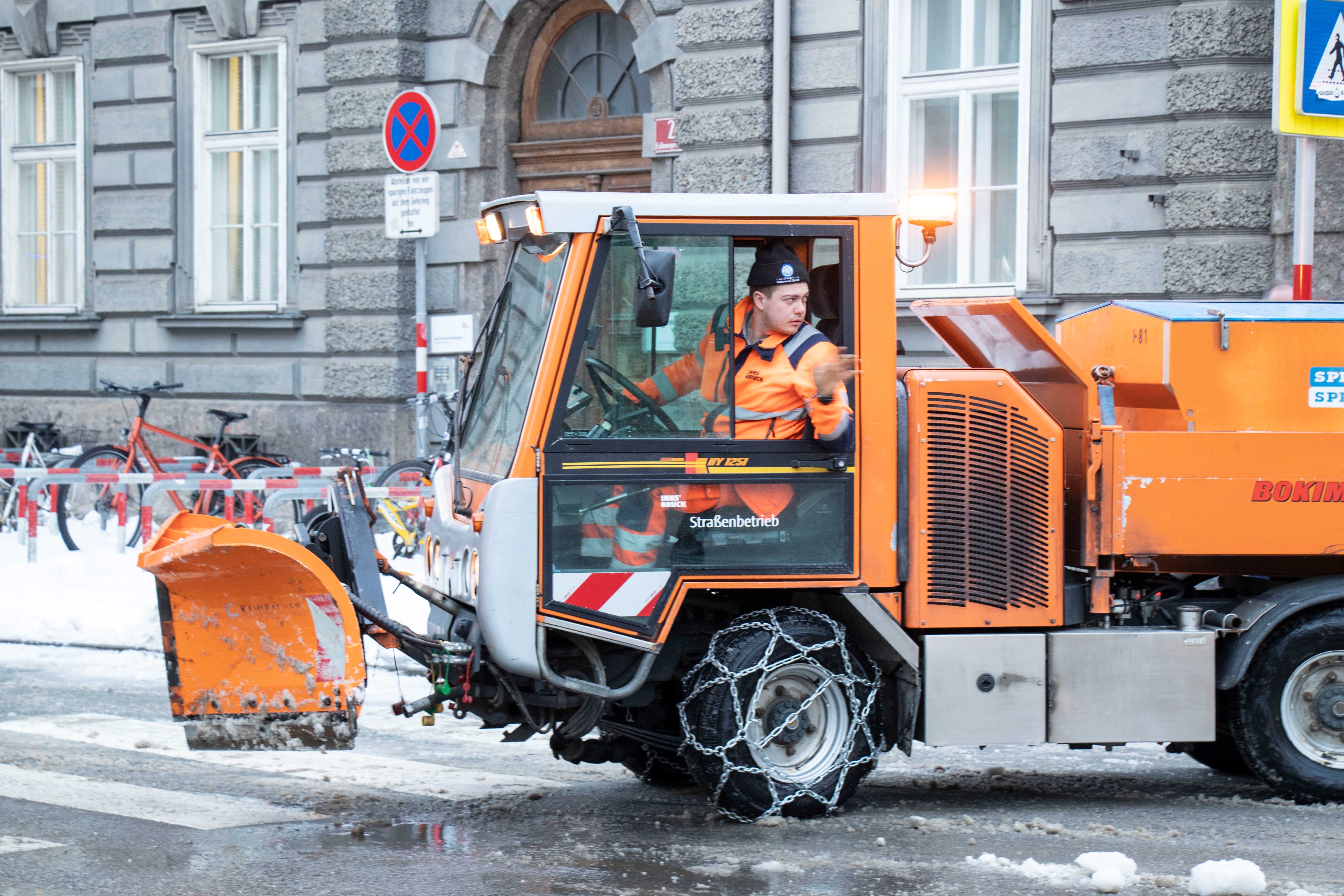 Die Schneemassen im vergangenen Jänner stellten den Straßenbetrieb vor neue Herausforderungen.