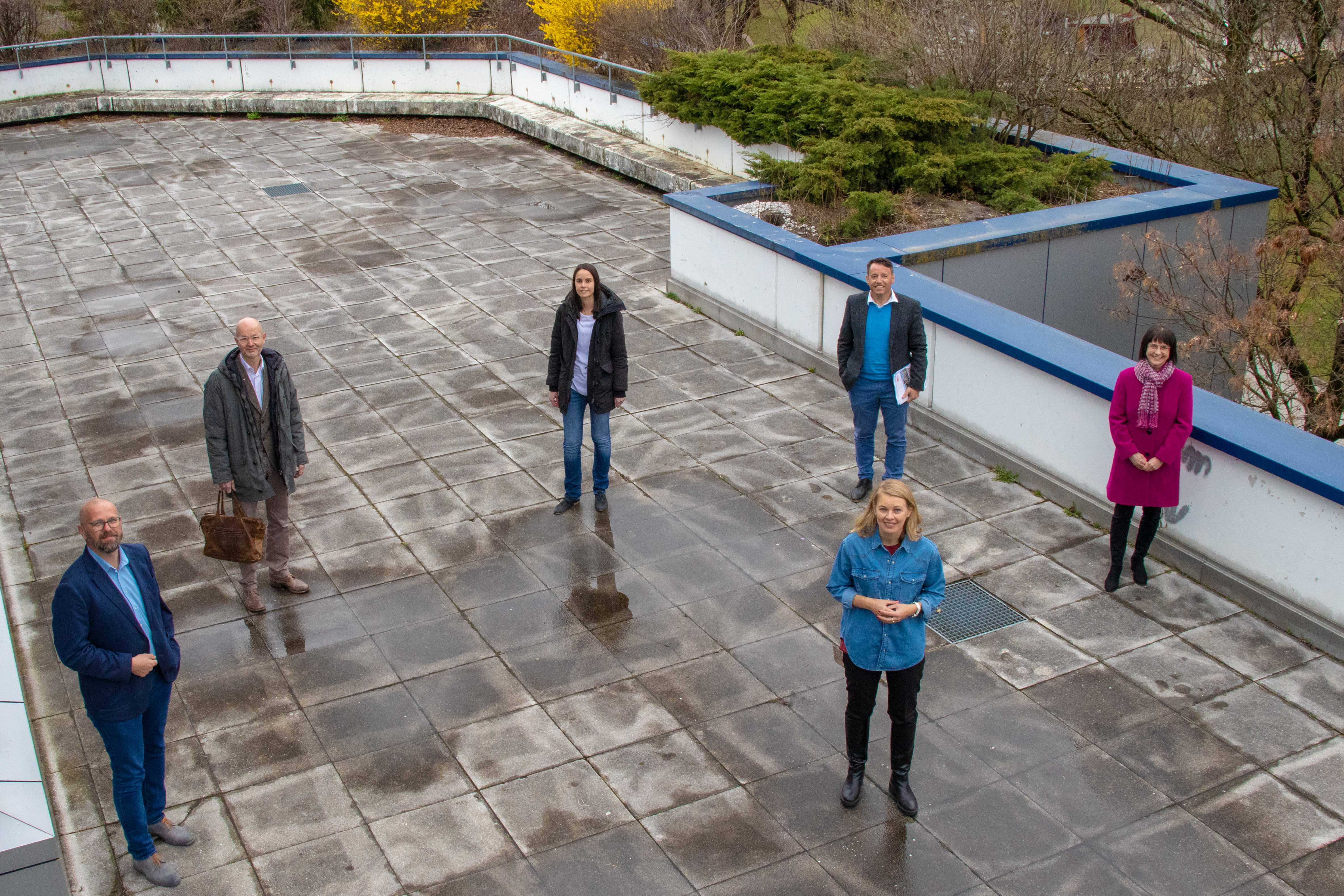 Stadträtin Elisabeth Mayr (vorne M.) machte sich gemeinsam mit (v.l.) Hans-Peter Markart (Schulleitung Mittelschule), Werner Leithmayer, Amtsvorstand für „Schule und Bildung“, IIG-Projektleiterin DI Nicol Jenewein, IIG-Geschäftsführer Franz Danler und Ingeborg Ritzer (Schulleitung Musikmittelschule) ein Bild vor Ort.