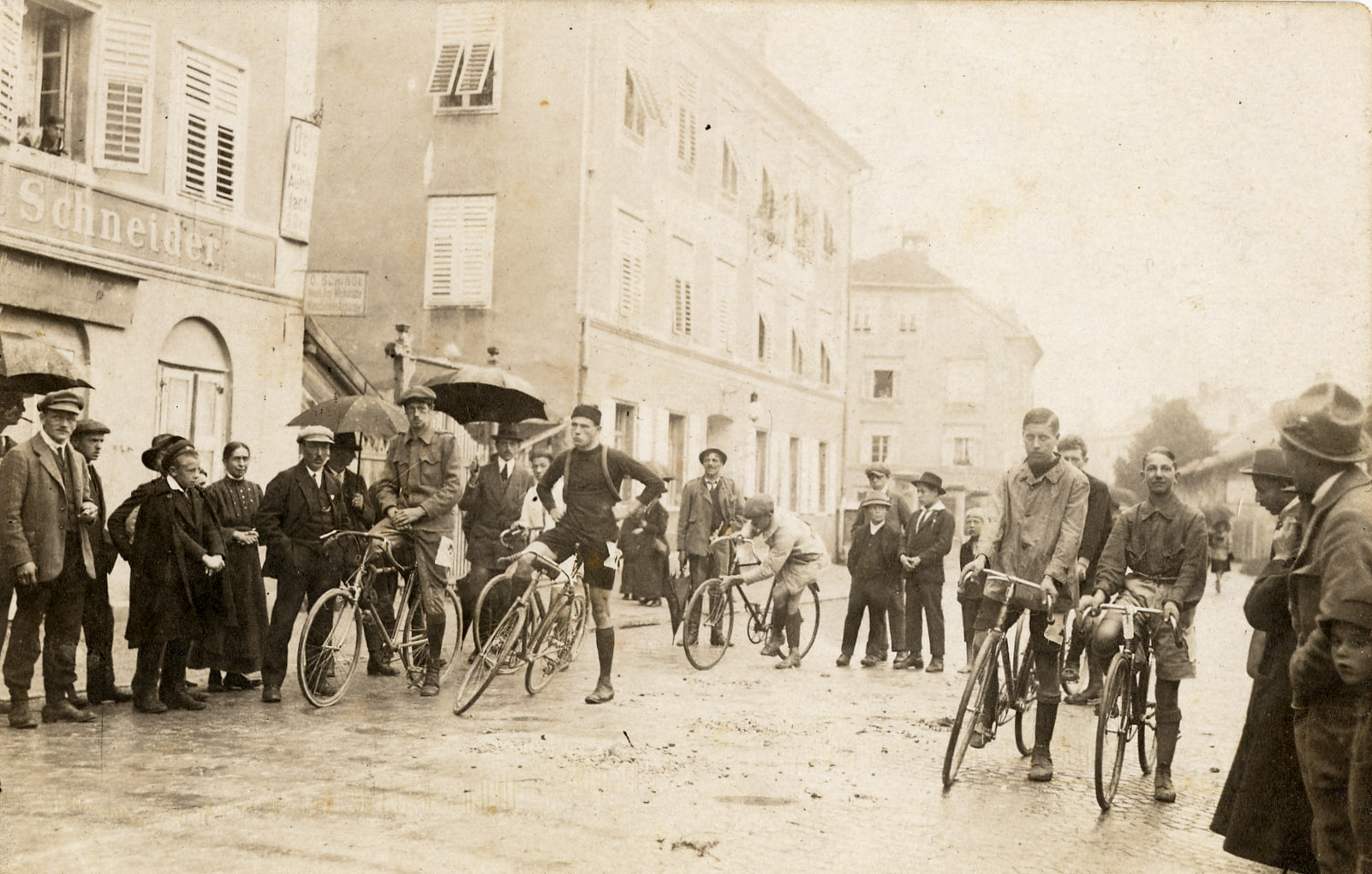 Start eines Radrennens in der Höttinger Au, um 1930. Die Teilnehmer tragen die Startnummern am linken Oberschenkel. (Stadtarchiv/Stadtmuseum Innsbruck, Ph-31245)