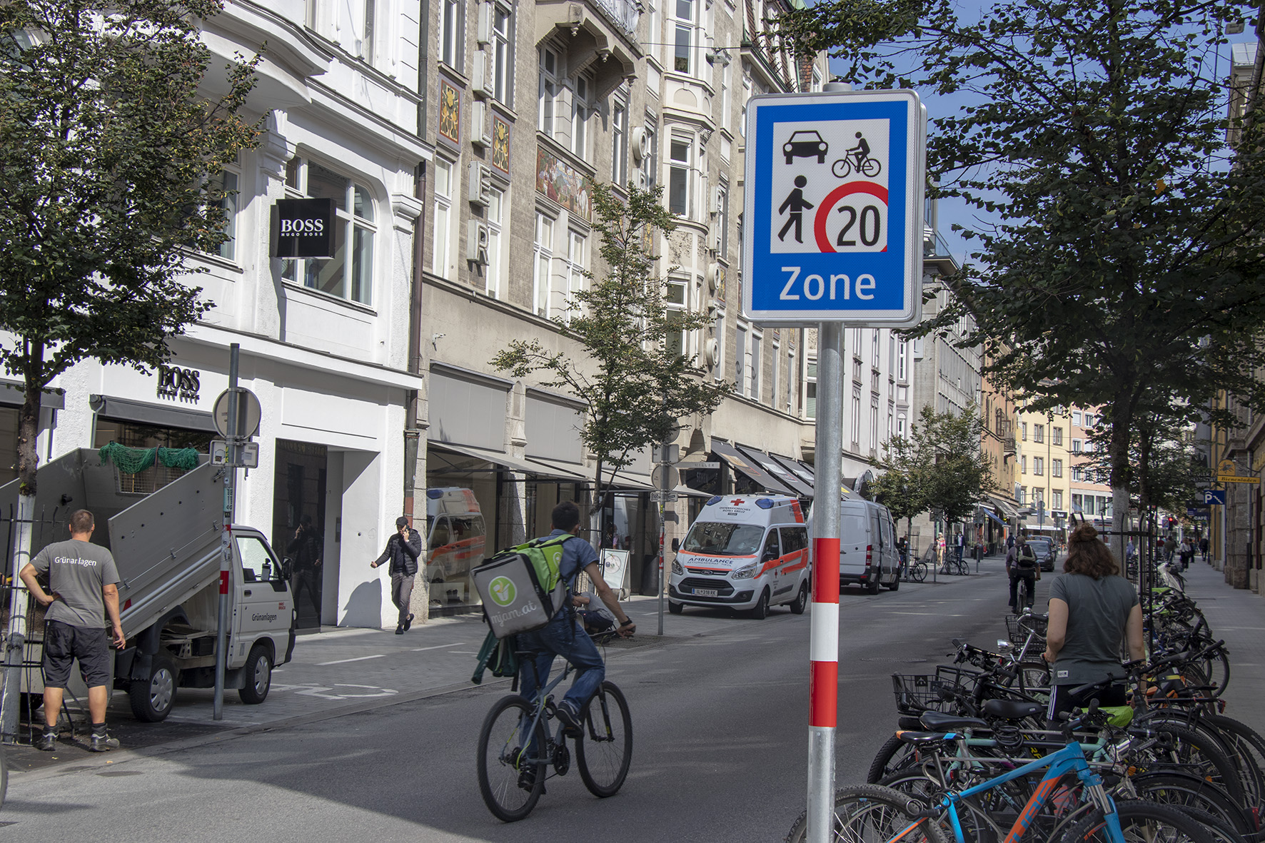 Für mehr Sicherheit in der Begegnungszone Innere Stadt: AutofahrerInnen und andere VerkehrsteilnehmerInnen werden durch den Einsatz von elektronischen Geschwindigkeitsanzeigen auf ihr Verhalten aufmerksam gemacht.