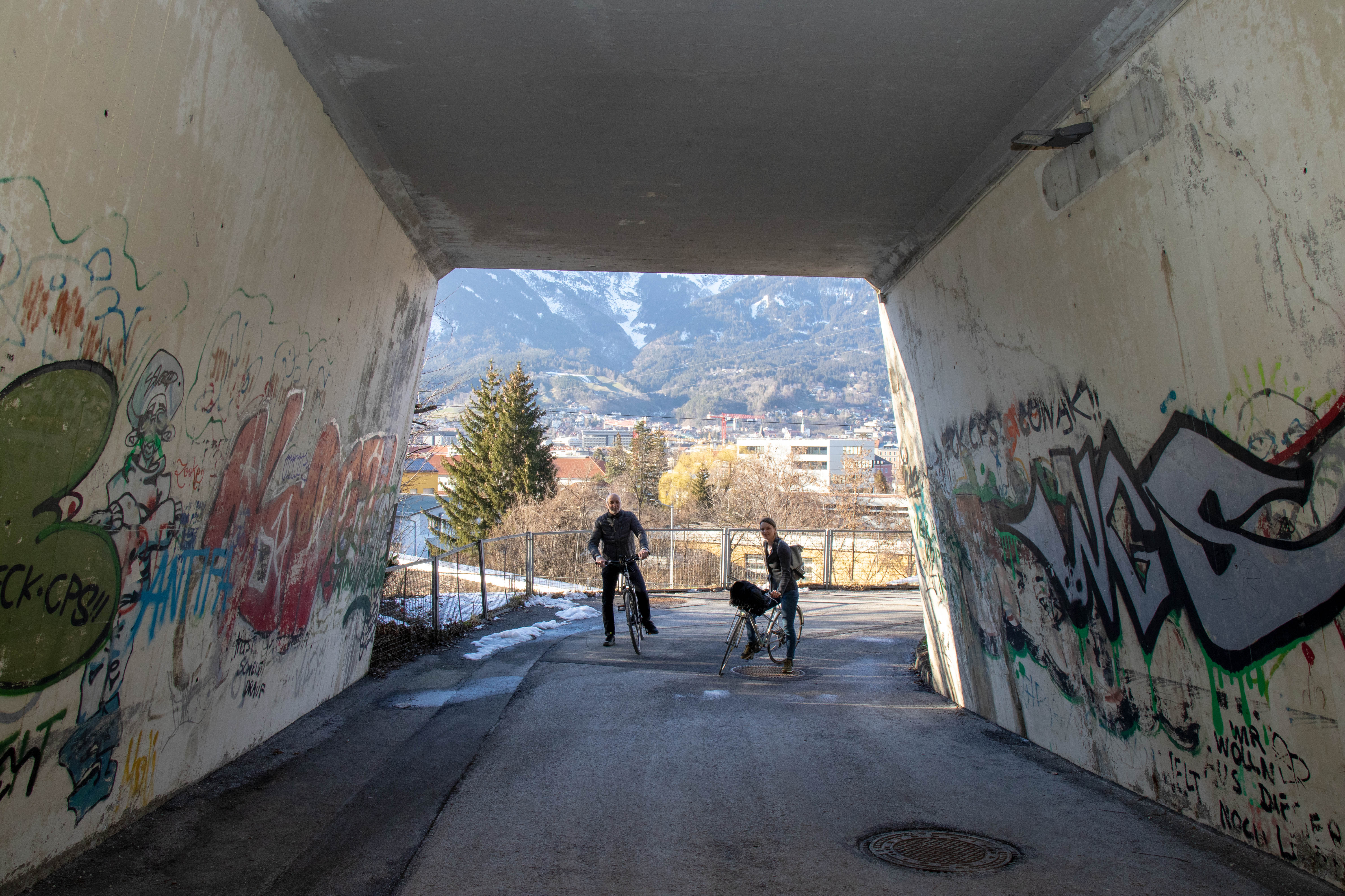 Die Beleuchtung der Unterführung am Pater-Reinisch-Weg sowie die Öffnung in beide Richtungen für RadfahrerInnen ist nur eine von zahlreichen Maßnahmen, die im Masterplan Radverkehr 2030 enthalten sind.