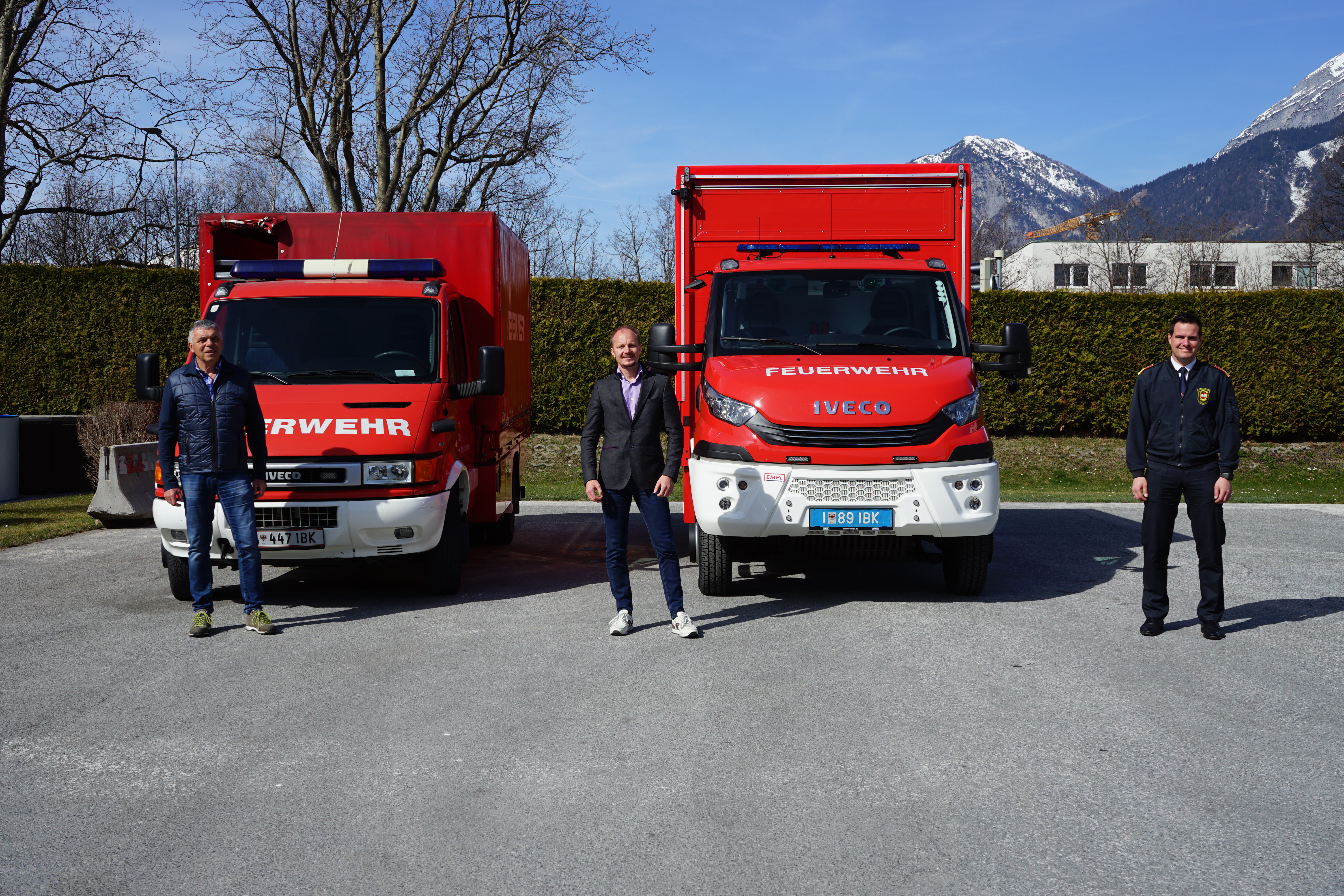 Doppelte Freude: Vizebürgermeister Johannes Anzengruber und Branddirektor Helmut Hager (r.) vor dem neuen Einsatzfahrzeug (rechts). Gleichzeitig wurde das alte Feuerwehrauto im Zuge der Unterstützungsaktion für die kroatische Feuerwehr an Koordinator Peter Logar (l.) übergeben.