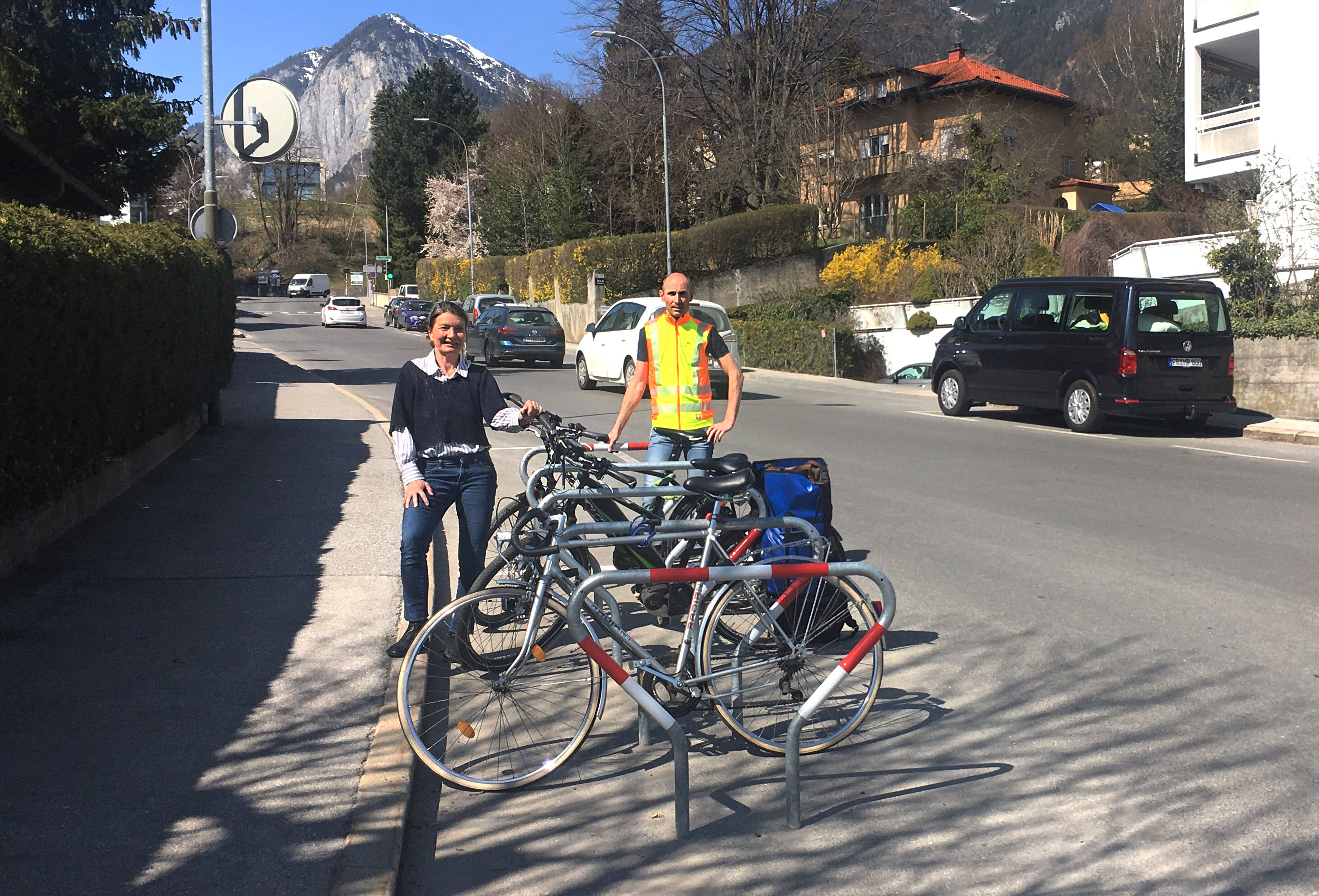 Vor Ort versicherten sich Mobilitätsstadträtin Uschi Schwarzl und der Leiter der Tiefbau-Planung, Christian Müller, von der Sichtfeldverbesserung durch die neuen Radbügel.