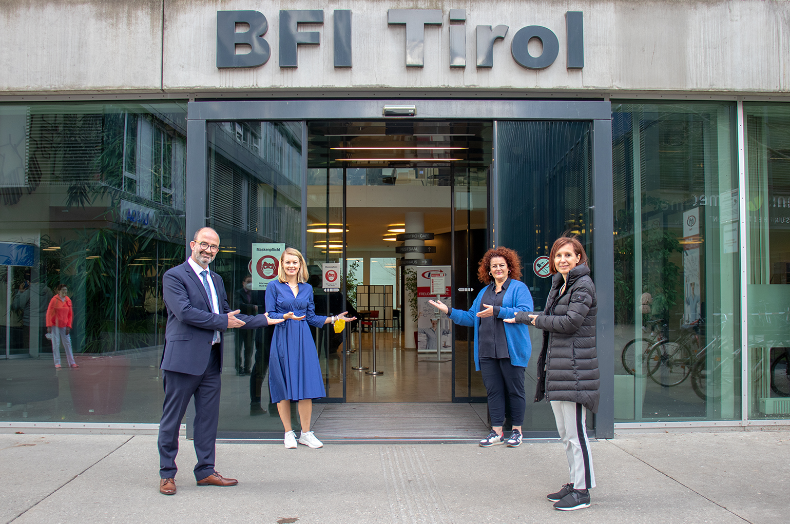Landesrätin Gabriele Fischer, Frauen im Brennpunkt-Geschäftsführerin Claudia Birnbaum, Bildungs- und Integrationsstadträtin Elisabeth Mayr und Geschäftsführer des BFI Tirol, Othmar Tamerl (v.r.n.l.), laden dazu ein, das zusätzliche Angebot wahrzunehmen.