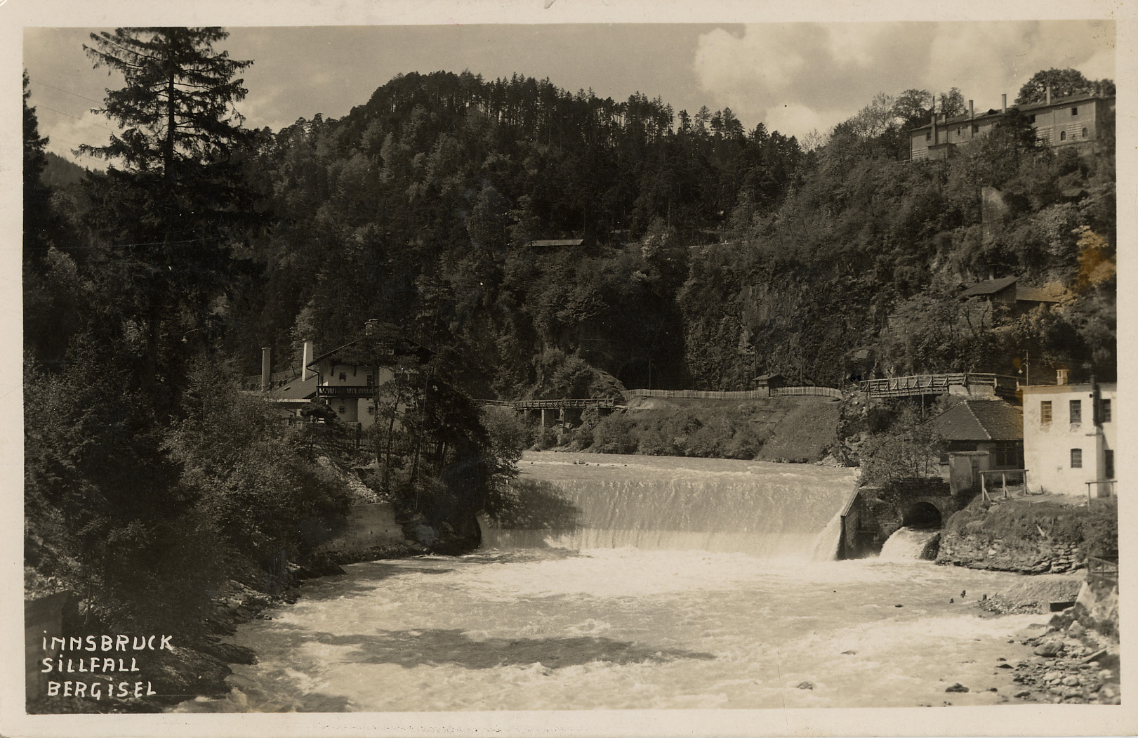1932 konnte der Sillschluchtweg nach einjähriger Bauzeit freigegeben werden. Neben dem Bretterzaun verläuft der Weg  (1938).