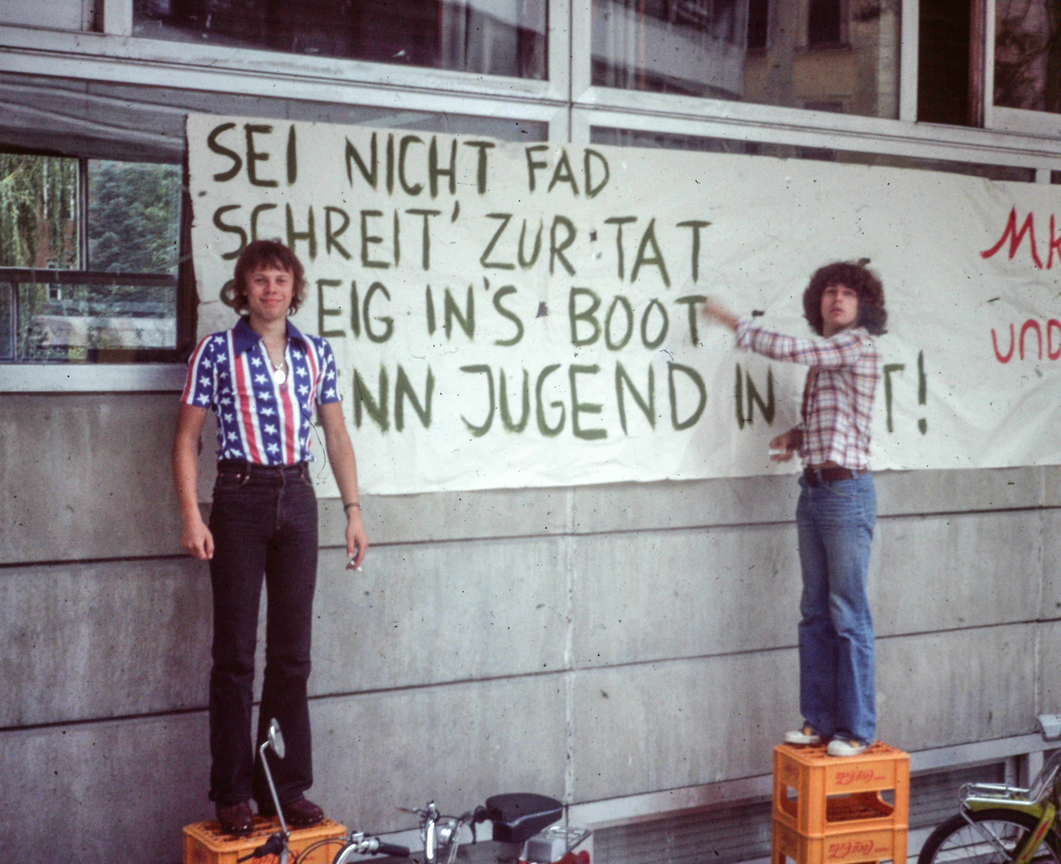 Jugendliche beim Schreiben von Transparenten im Vorfeld der Paddelbootaktion am Inn im Juni 1977.