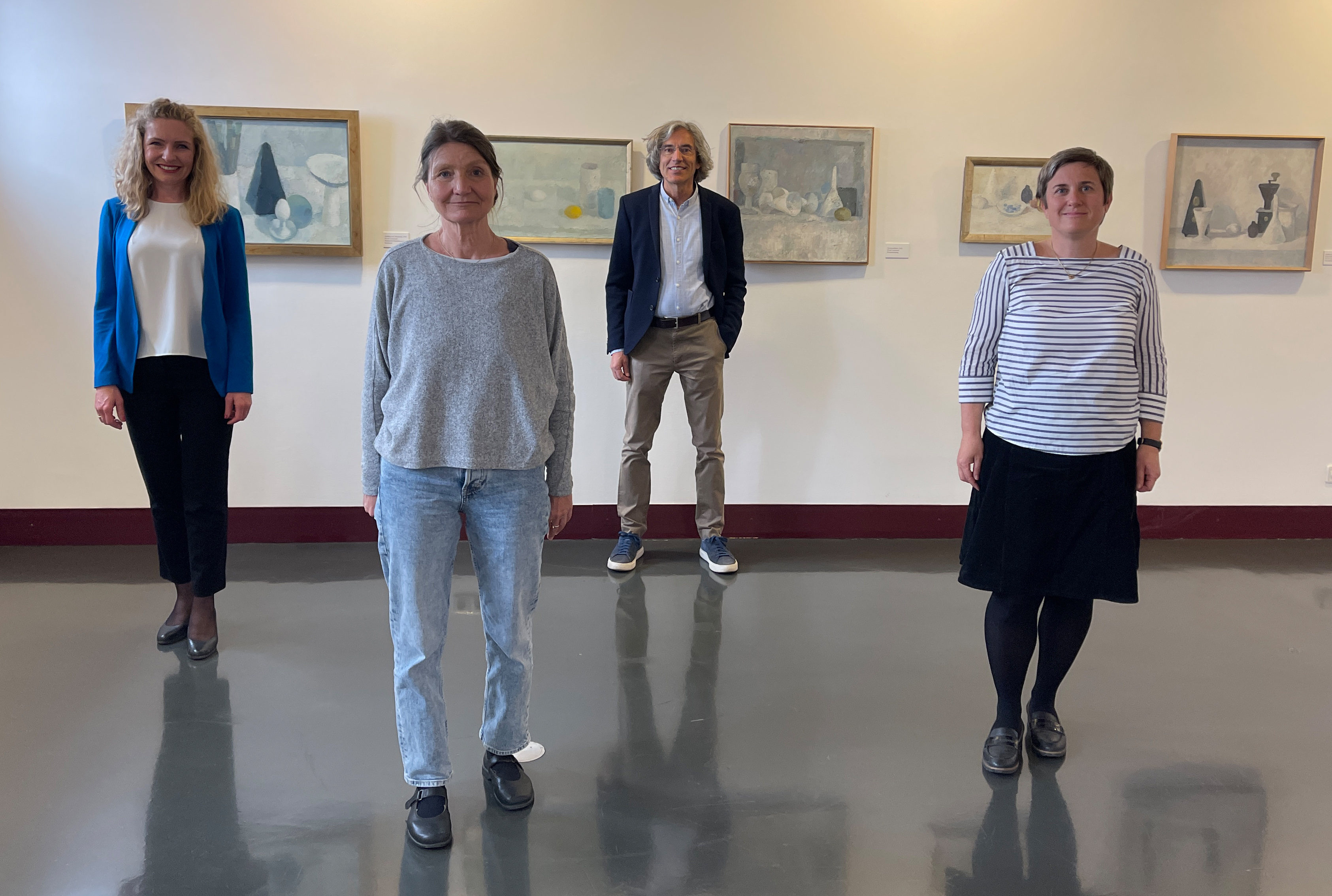 Begeistert von Kirschls "Lichträumen" (v.l.): Kulturamtsleiterin Isabelle Brandauer, Stadträtin Uschi Schwarzl, Kurator Carl Kraus und Renate Ursprunger (Stadtarchiv/Stadtmuseum).