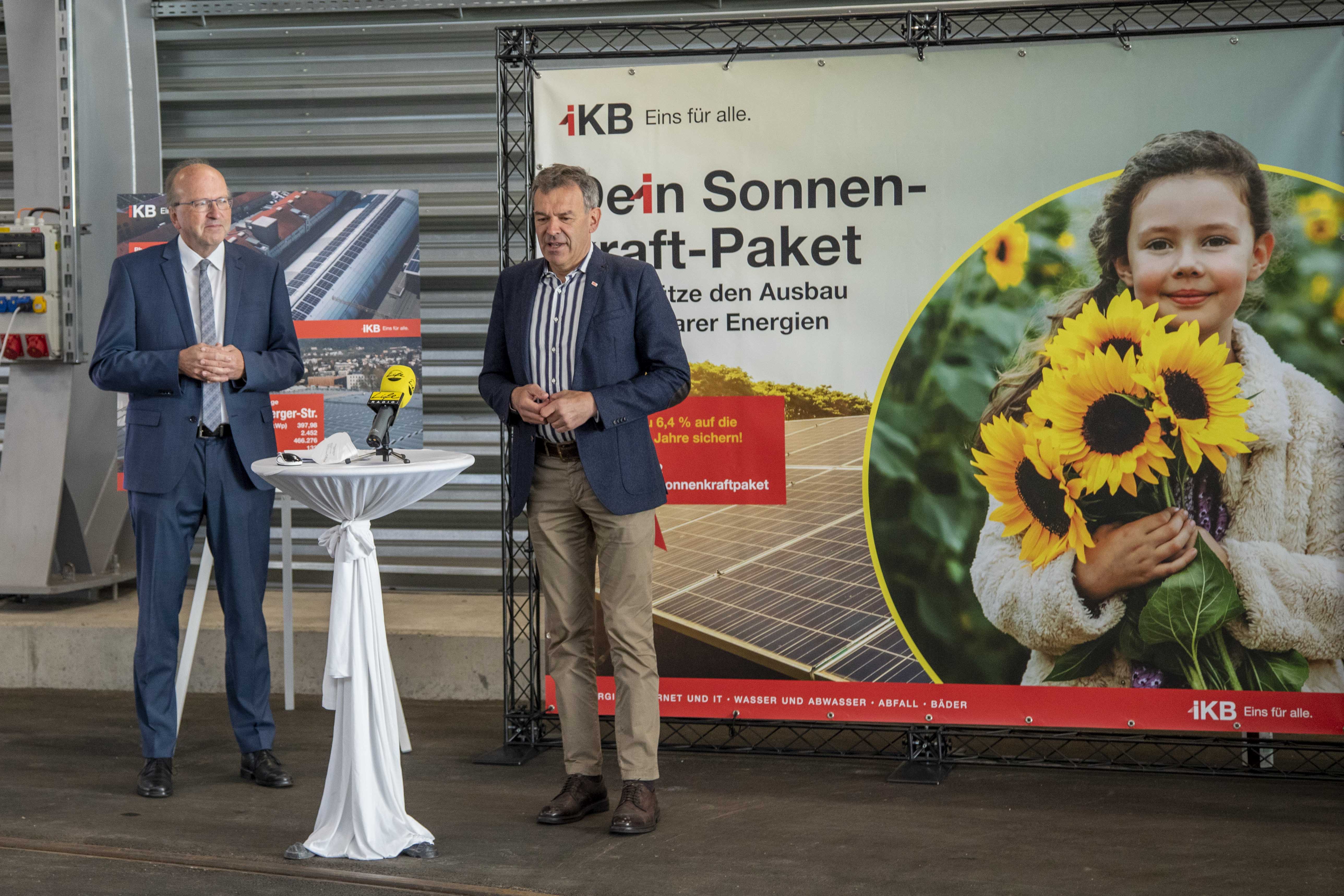 (von links): IKB-Vorstandsvorsitzender Helmuth Müller und Bürgermeister Georg Willi bei der Präsentation der IKB-Sonnenkraft-Pakete in der IVB-Remise.