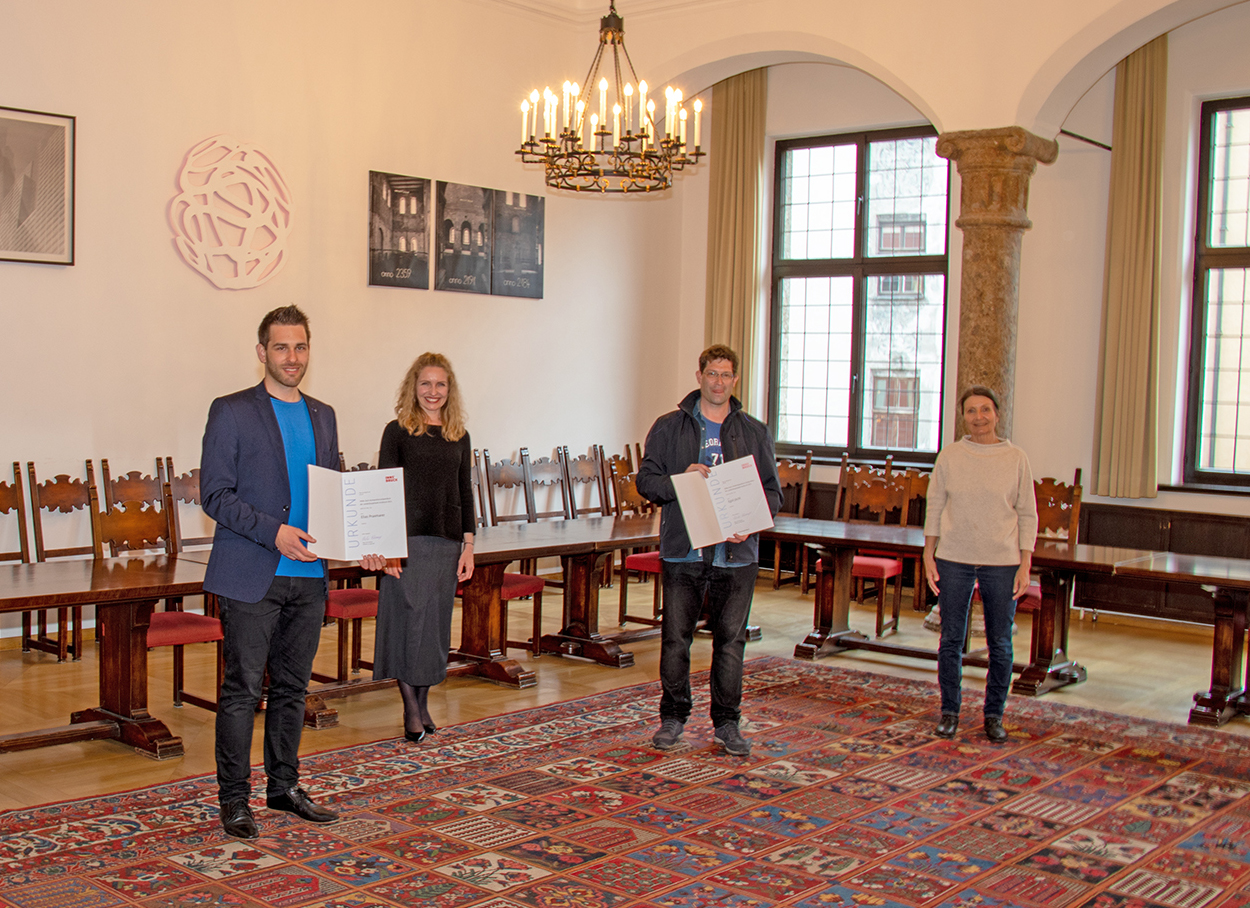 Elias Praxmarer (li.) und Egid Jöchl erhielten das Hilde-Zach-Kompositionsstipendium 2021: Stadträtin Uschi Schwarzl (rechts) und Kulturamtsleiterin Isabelle Brandauer beglückwünschten die Tiroler Komponisten.