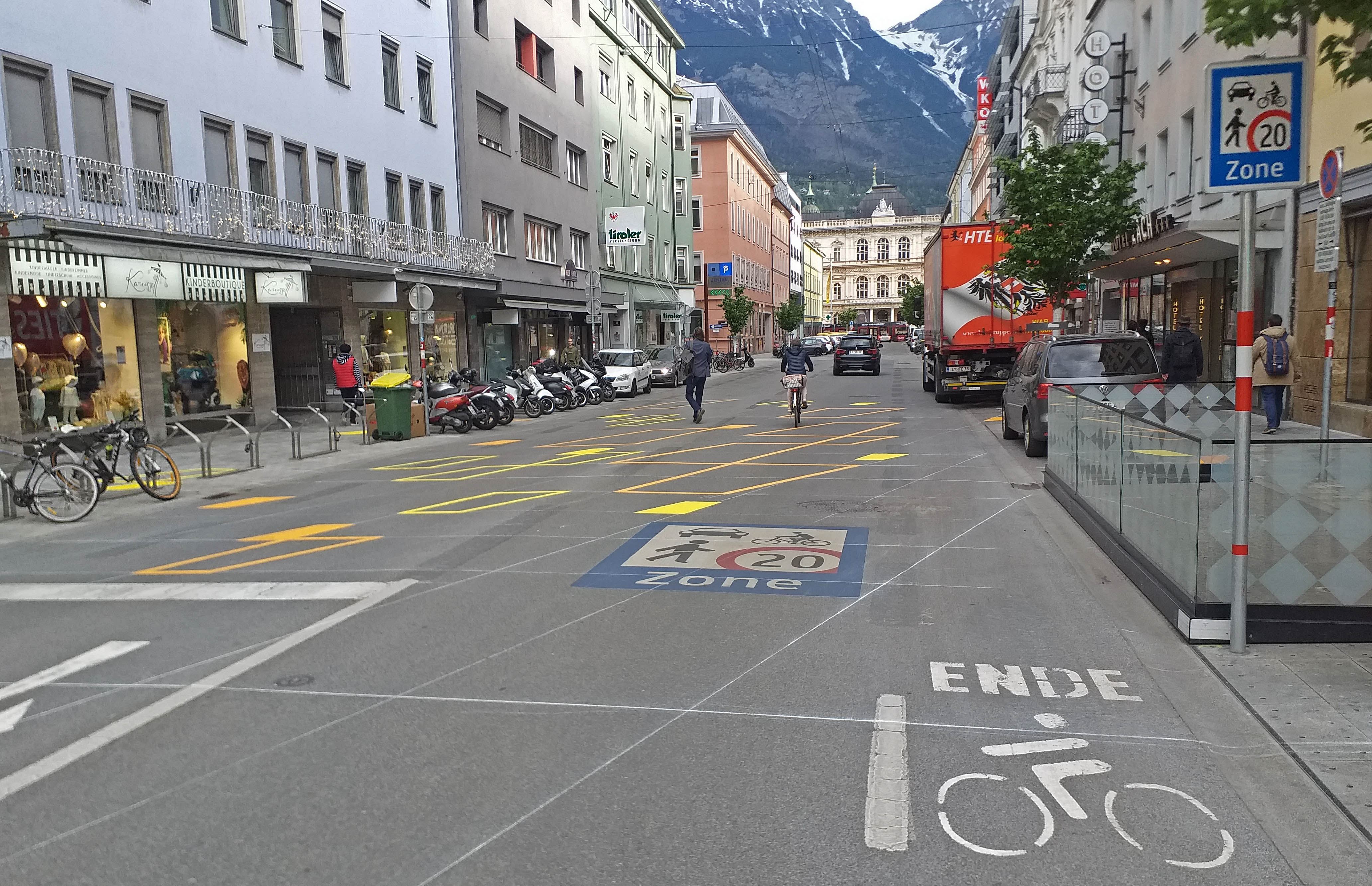 Mit den Bodenmarkierungen in Form des städtischen Apostrophs wird die Begegnungszone noch sichtbarer und attraktiver.