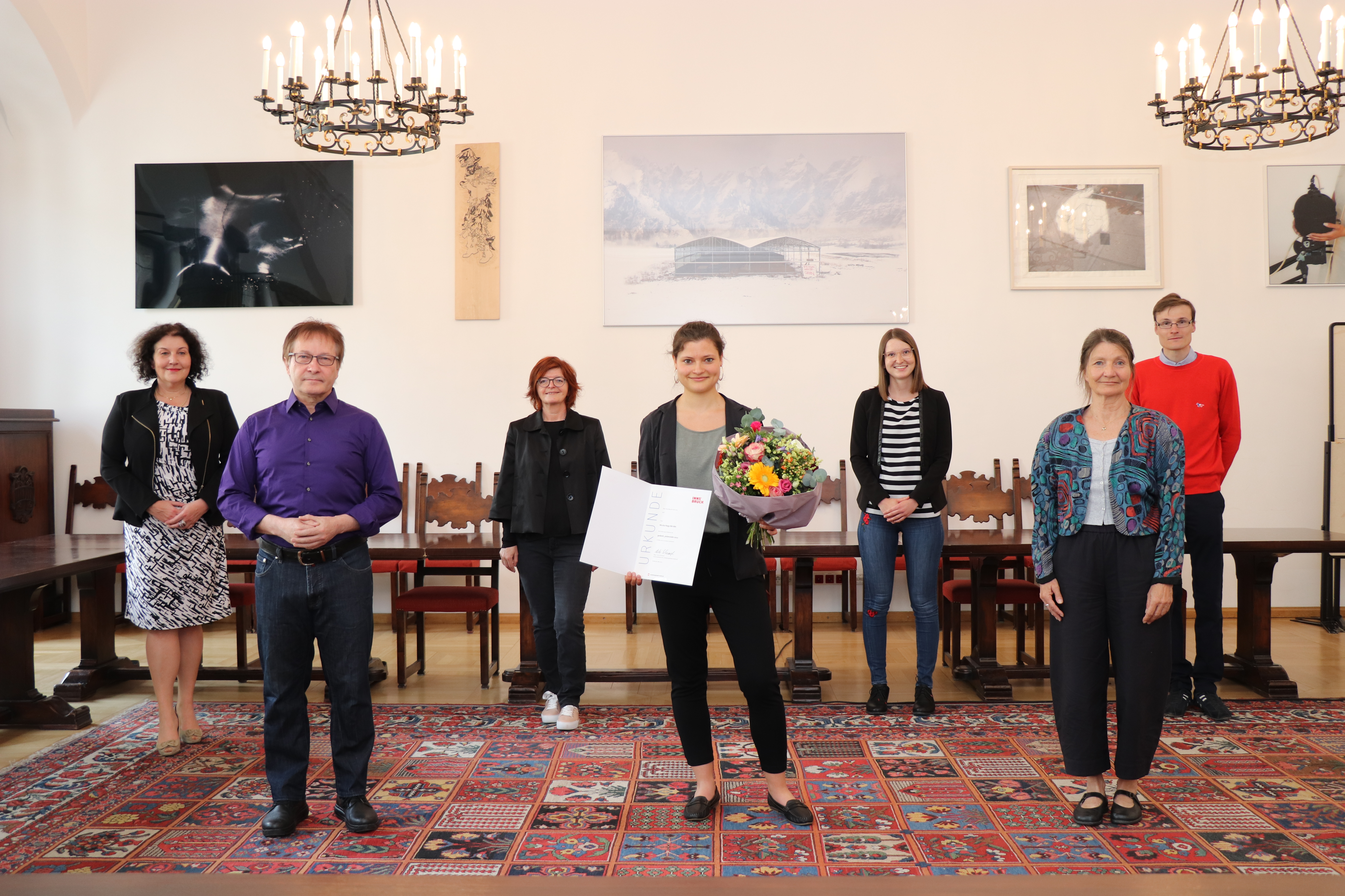 Gratulationen an Nicola Nagy (Mitte), die erste Preisträgerin der "gedenk_potenziale" (v. l.): GRin Irene Heisz, Horst Schreiber und Irmgard Bibermann (beide Jury), GRin Theresa Ringler, StRin Uschi Schwarzl und Matthias Egger (Stadtarchiv/Stadtmuseum).