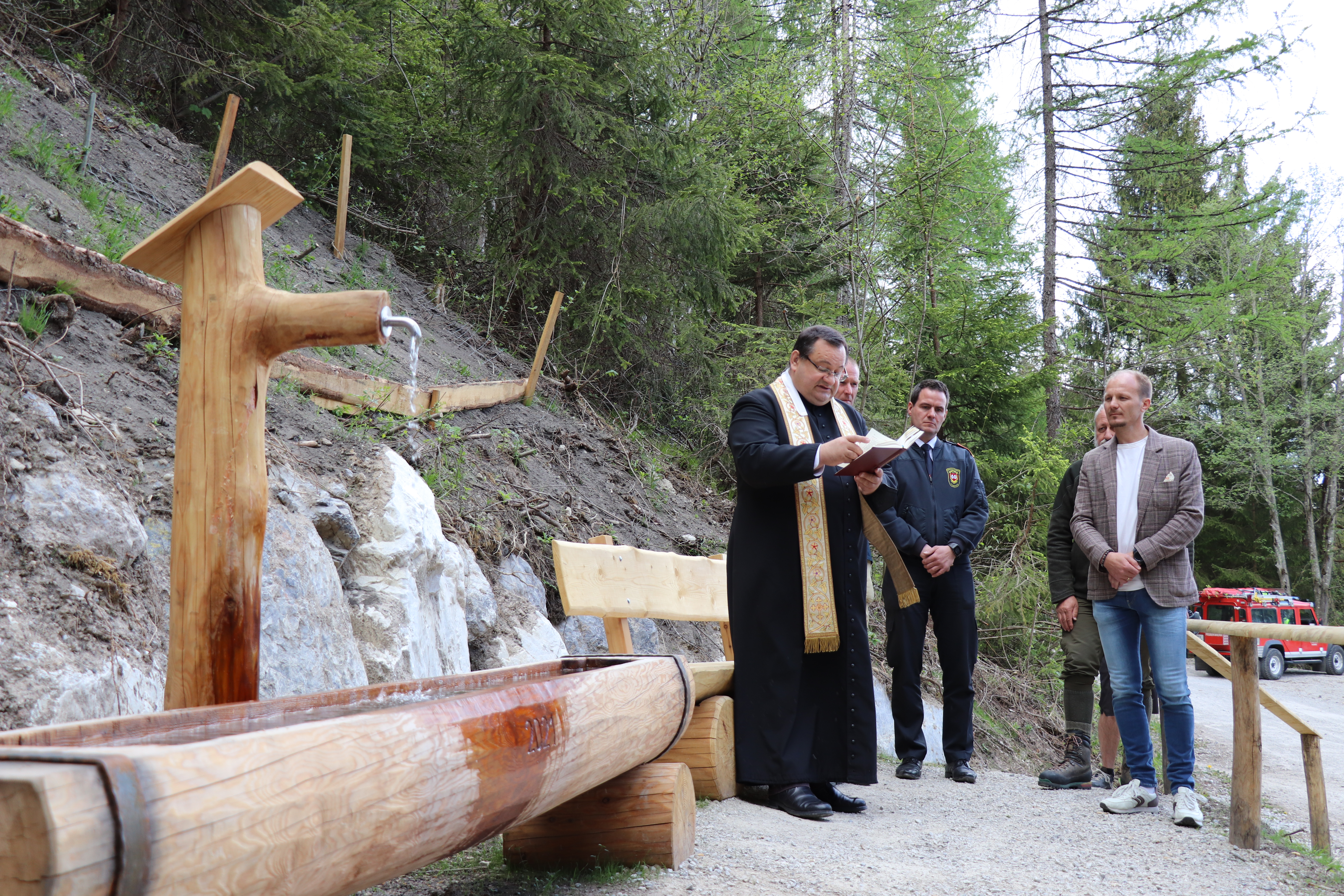 "Brunnentaufe" am Rosnerweg: Pfarrer Marek Ciesielski, Branddirektor Helmut Hager und Vizebürgermeister Johannes Anzengruber.